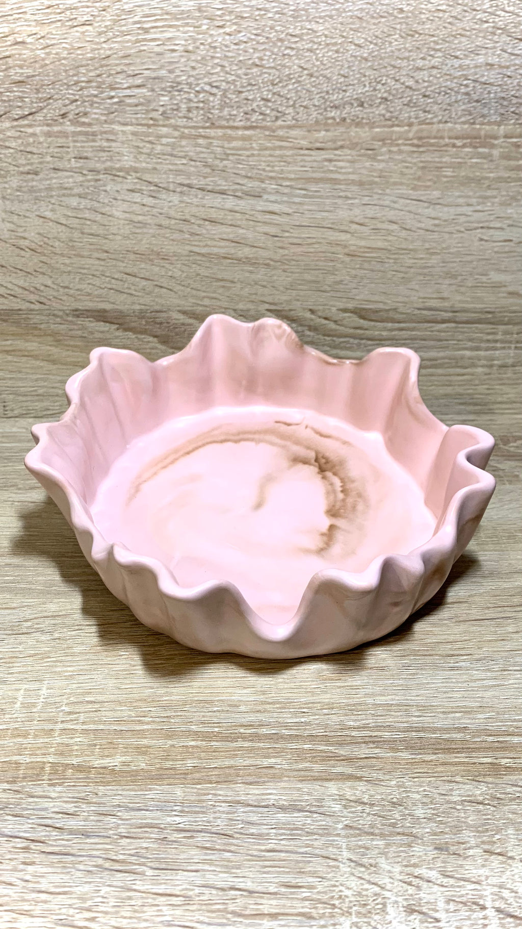 Plateau décoratif artisanal en forme de tissu figé beige orangé marbré marron, décoration automnale élégante