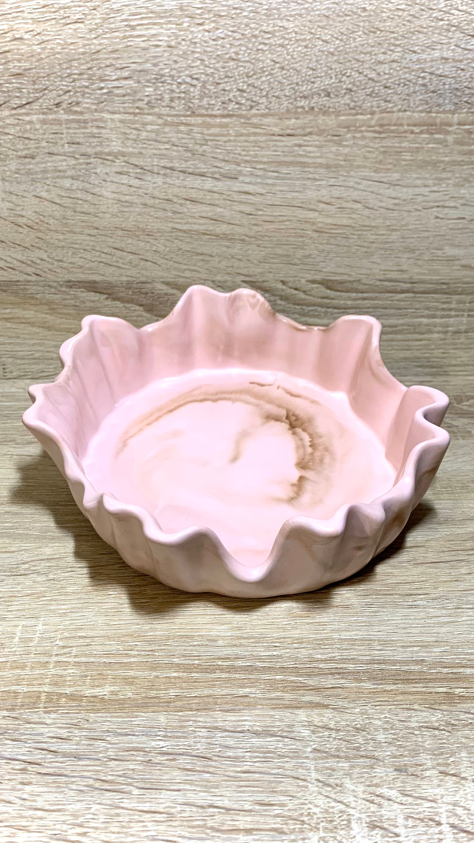 Plateau décoratif artisanal en forme de tissu figé beige orangé marbré marron, décoration automnale élégante