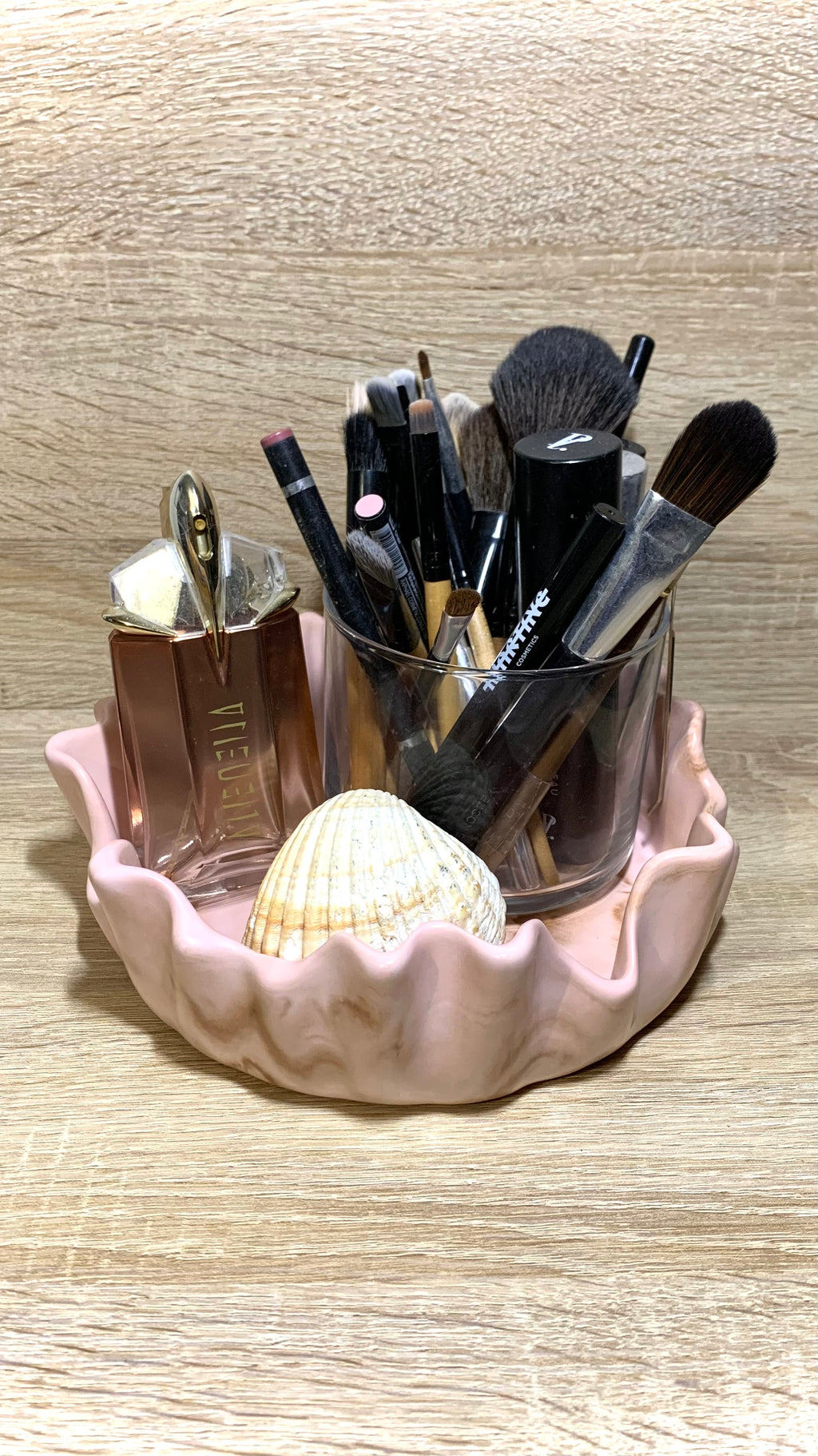 Plateau décoratif artisanal en forme de tissu figé beige orangé marbré marron, décoration automnale élégante