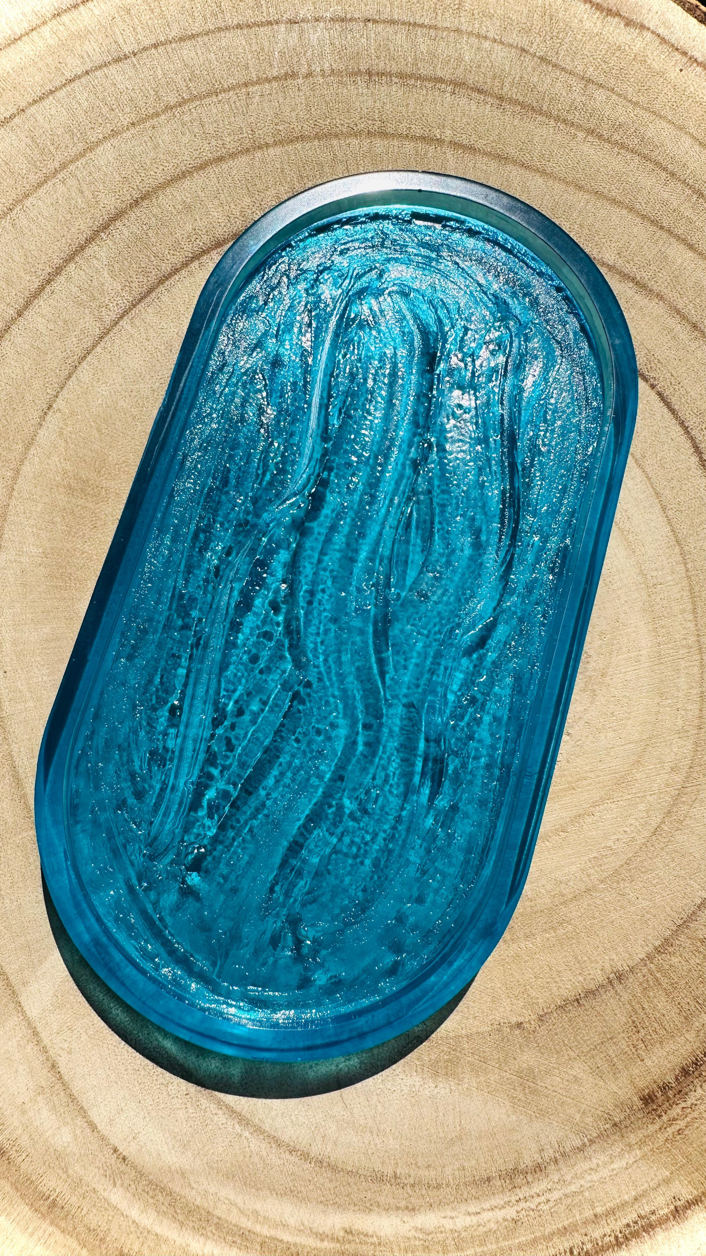 Petit plateau en résine époxy effet eau en mouvement bleu artisanal