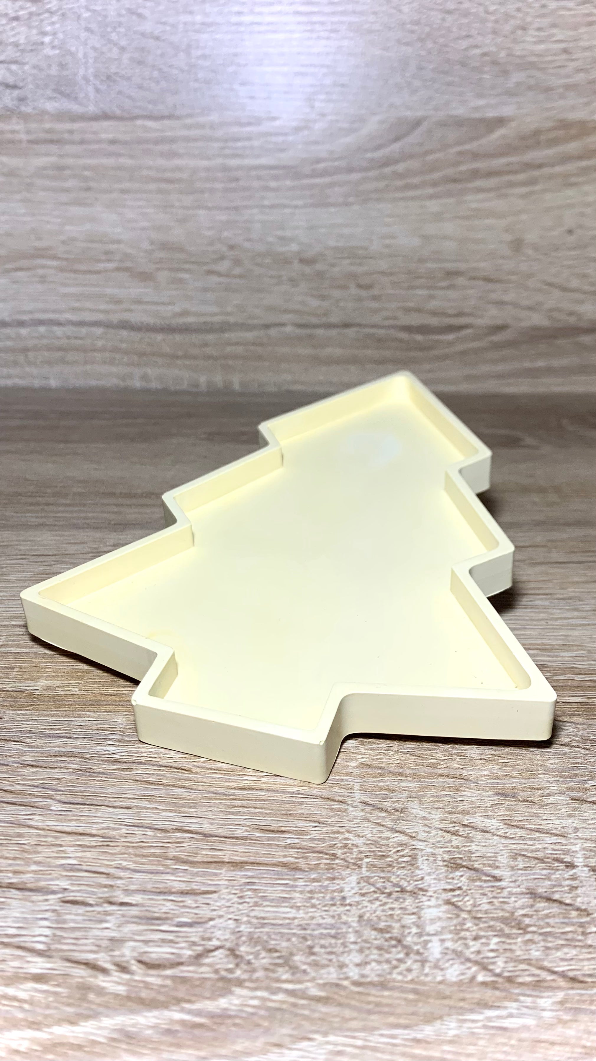 Plateau sapin Noël jaune en résine minérale Pelou&Co