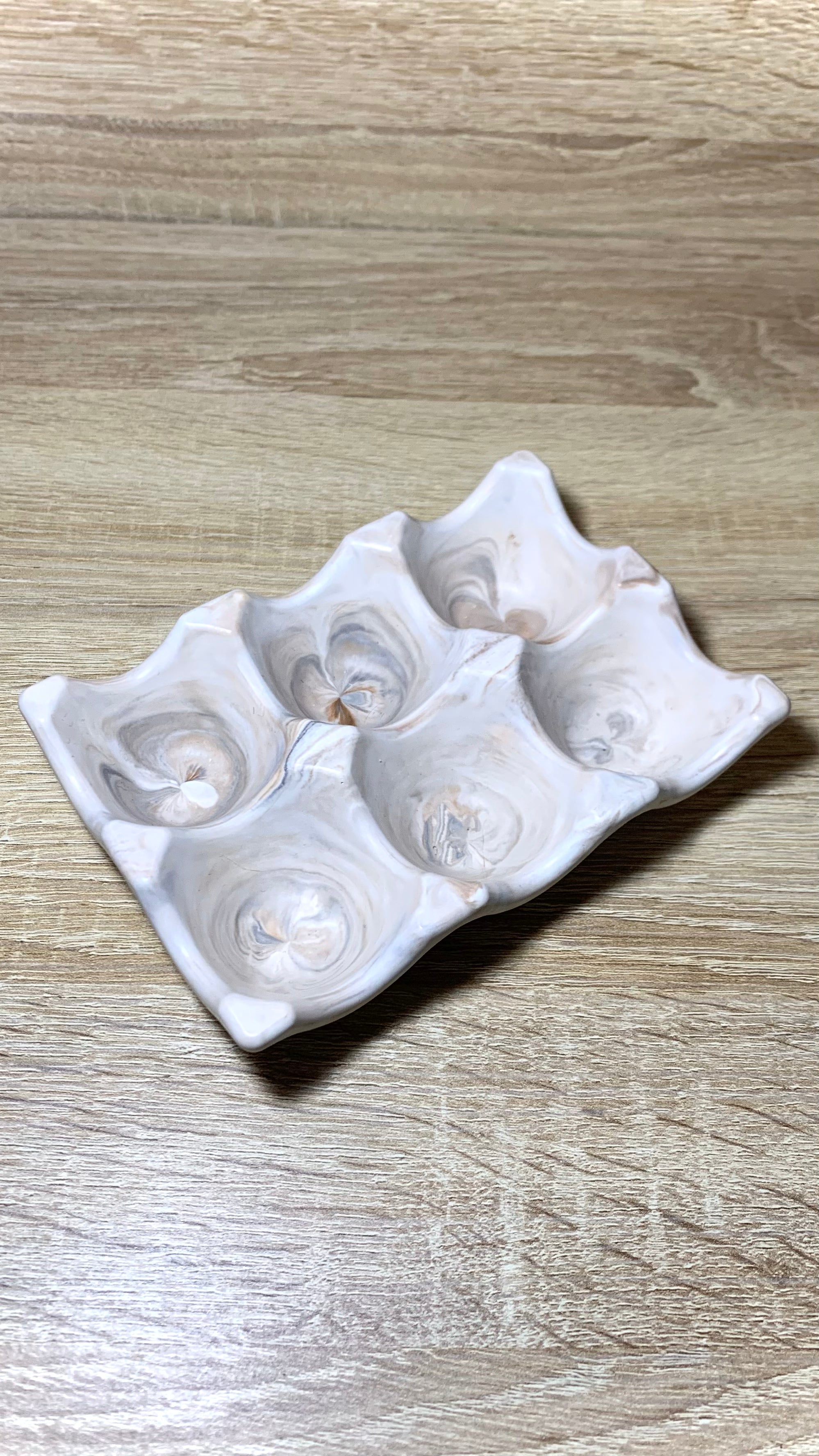 Porte-œufs 6 compartiments en résine minérale beige marbré Pelou&Co