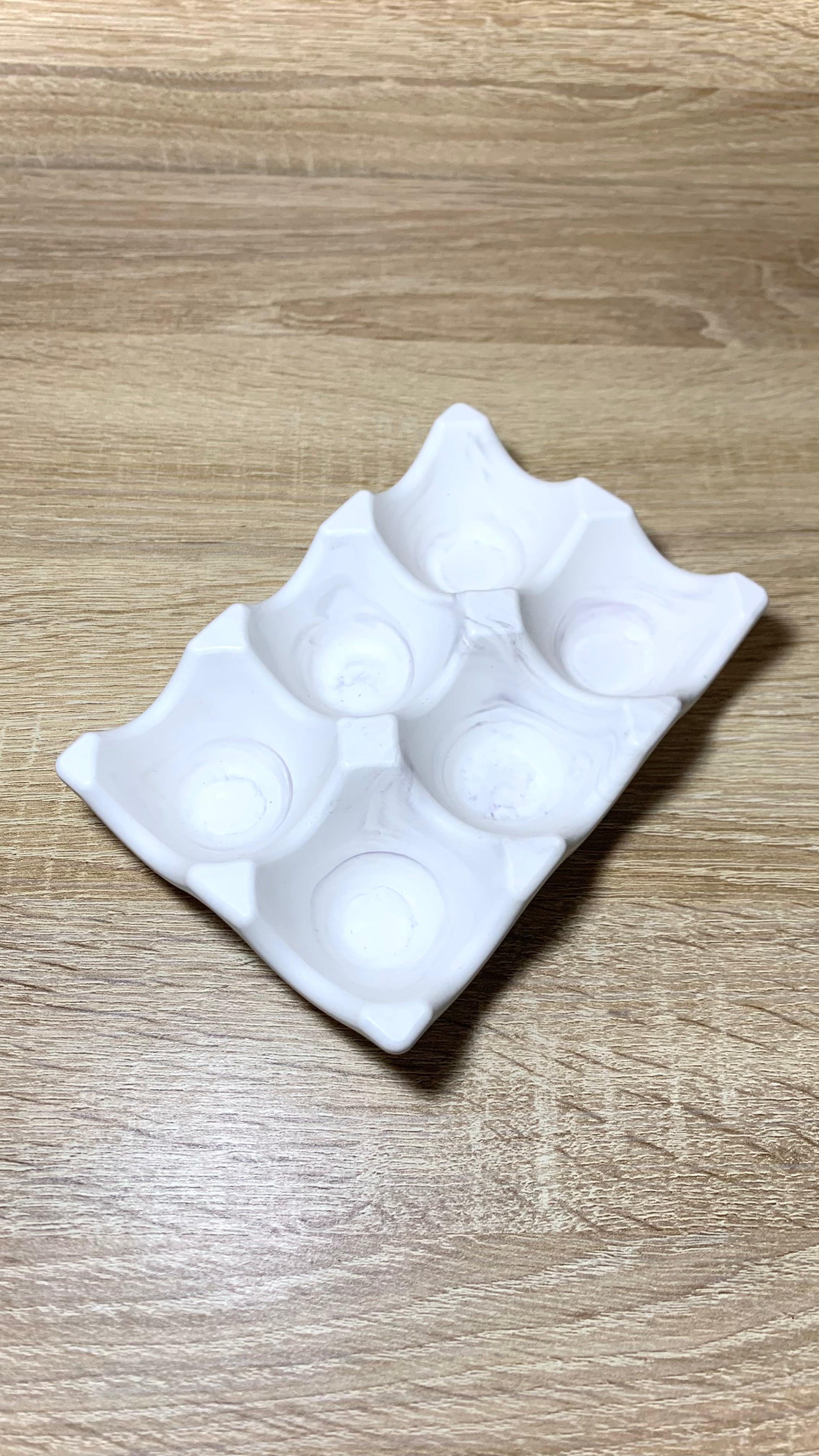 Porte-œufs 6 compartiments en résine minérale blanc marbré