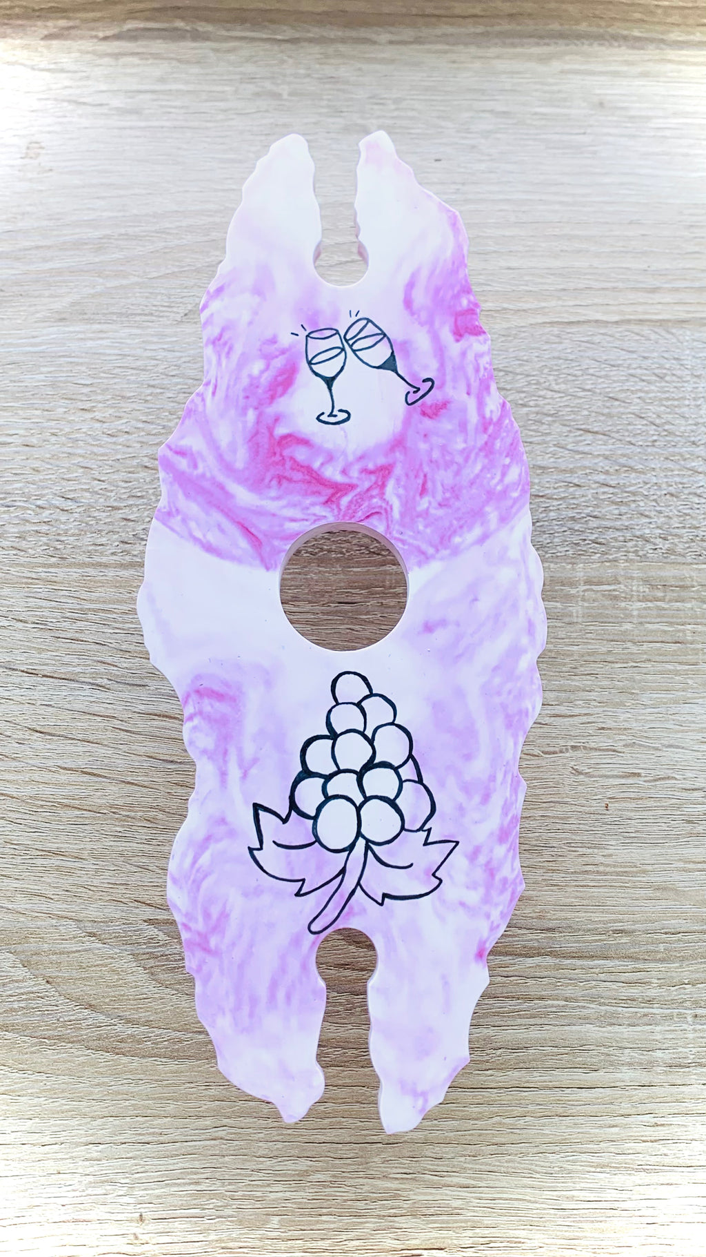 Porte-verre artisanal en résine minérale marbré rouge sur bouteille de vin, fait main en Corse.