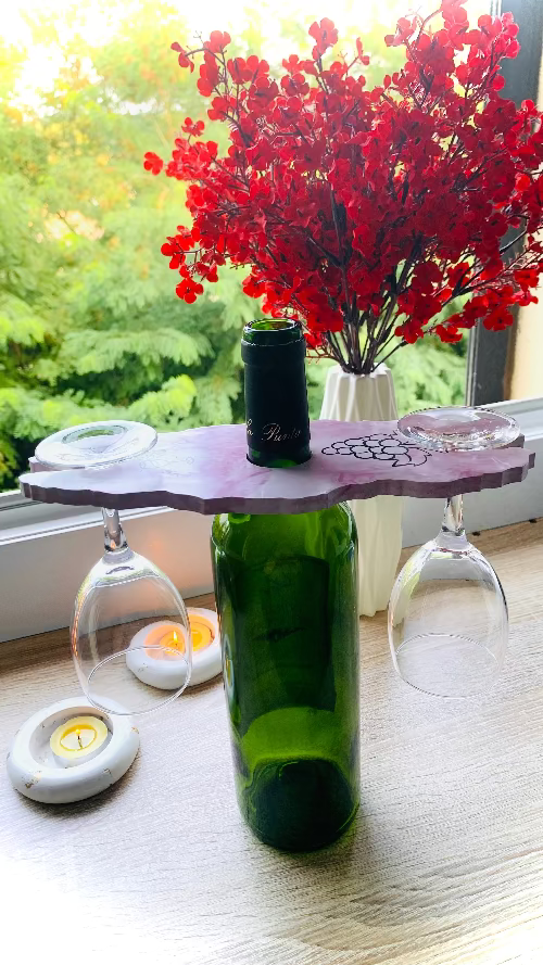 Porte-verre artisanal en résine minérale marbré rouge sur bouteille de vin, fait main en Corse.