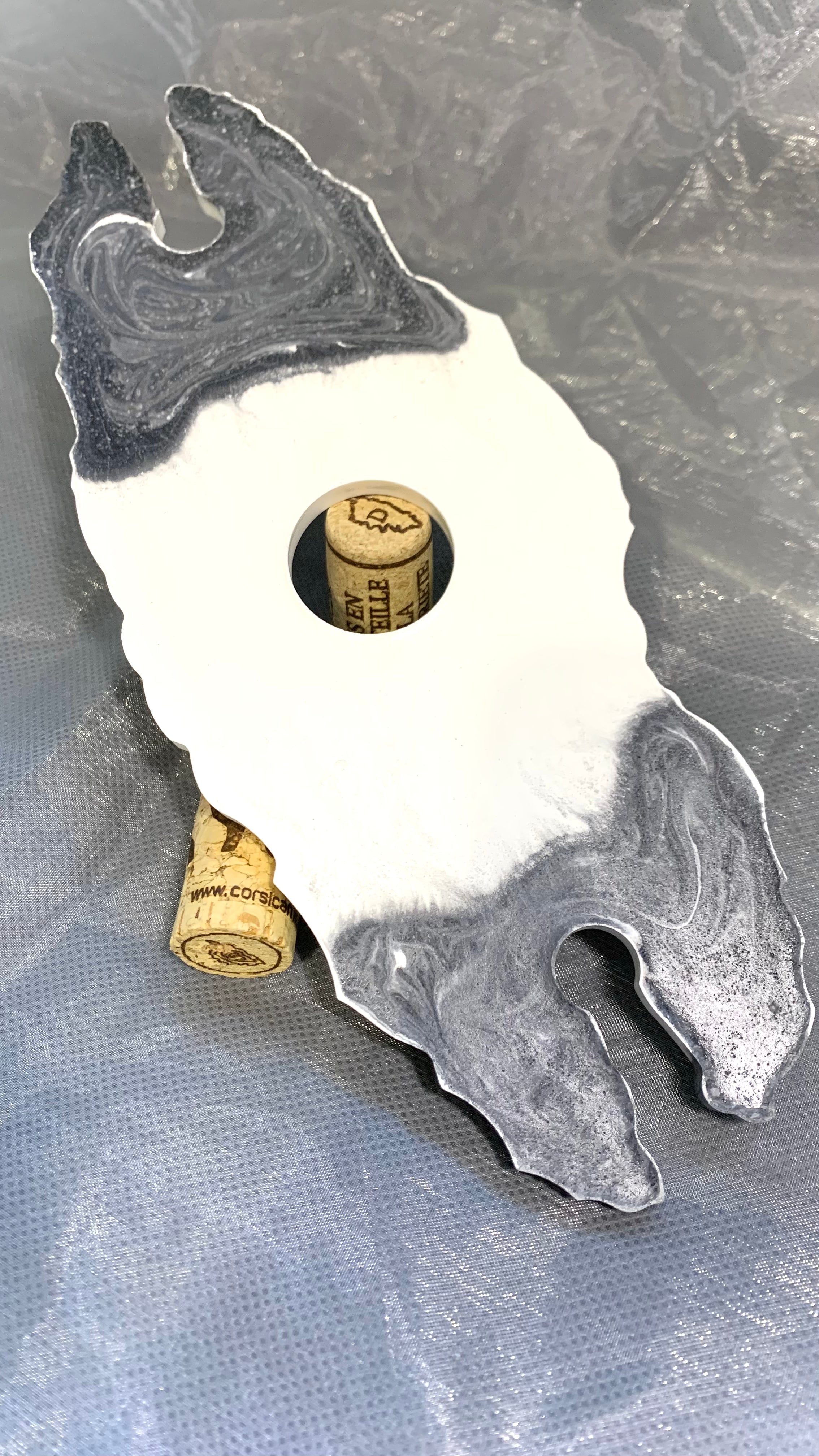 Porte-verres artisanal en résine minérale noir et blanc sur bouteille de vin