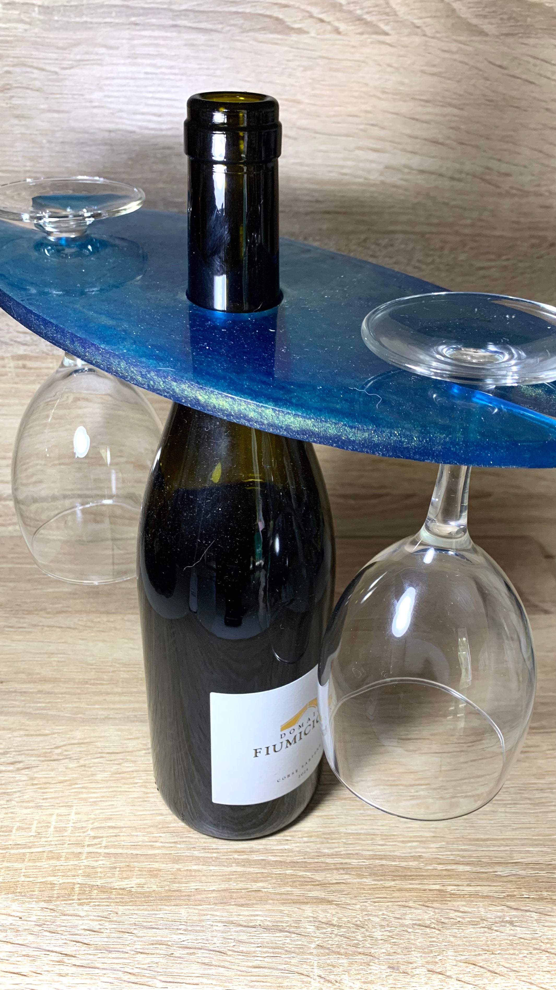 Porte-verres à vin bleu et or en résine époxy sur bouteille Pelou&Co