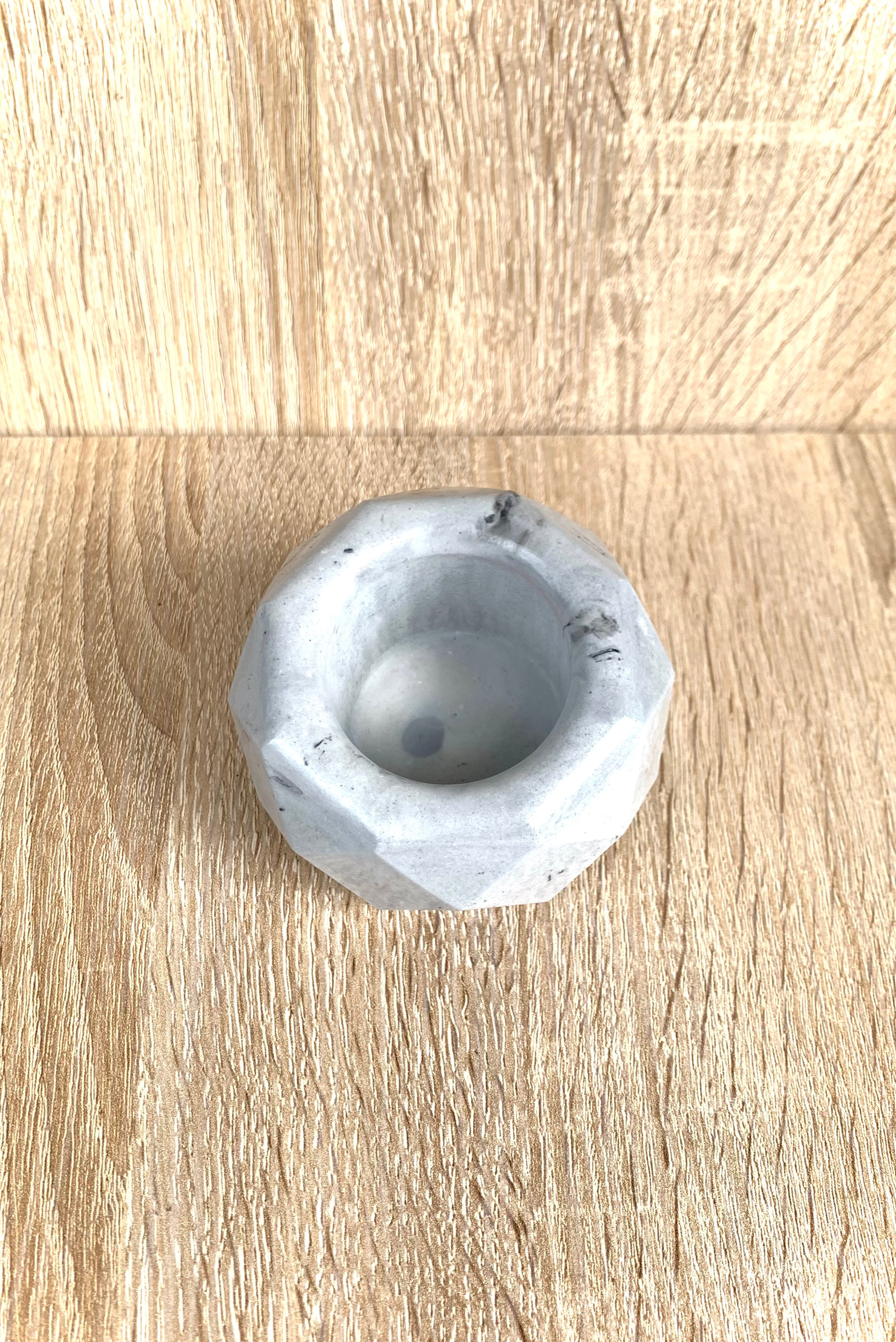 pot artisanal en résine, gris marbré, fait main en Corse