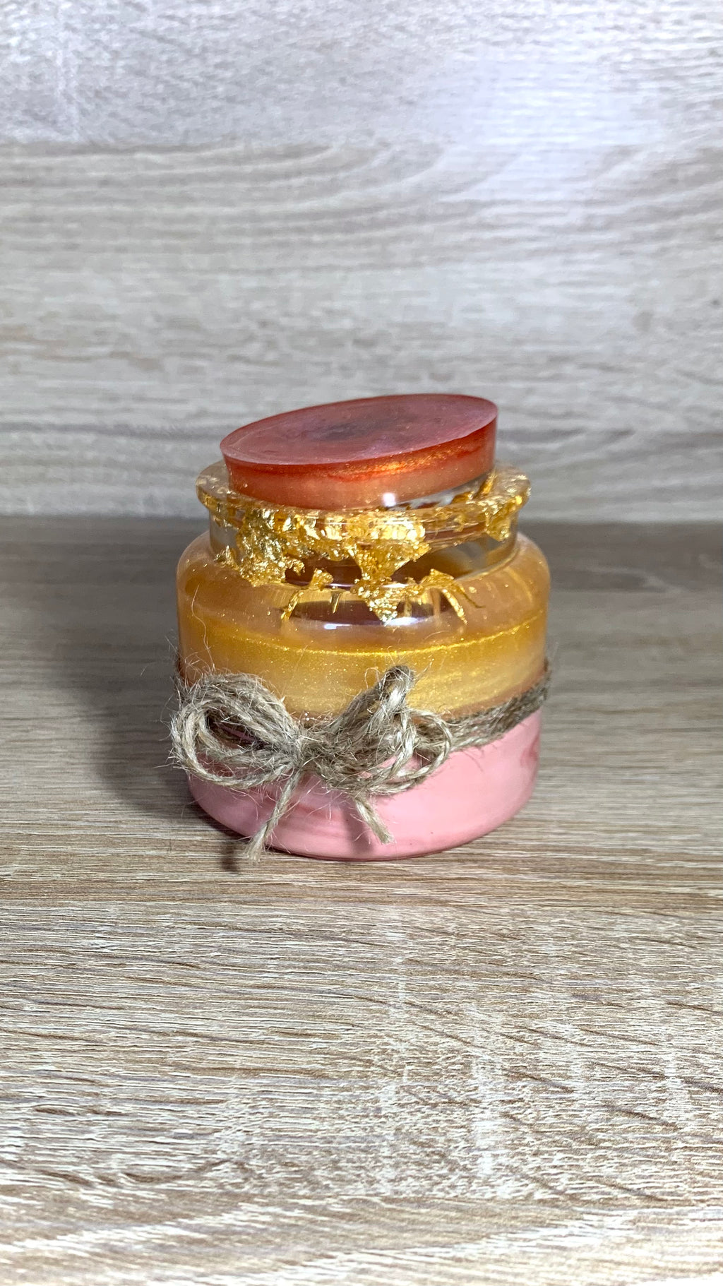 Pot décoratif rouge en résine minérale avec couvercle époxy et feuilles d’or Pelou&Co