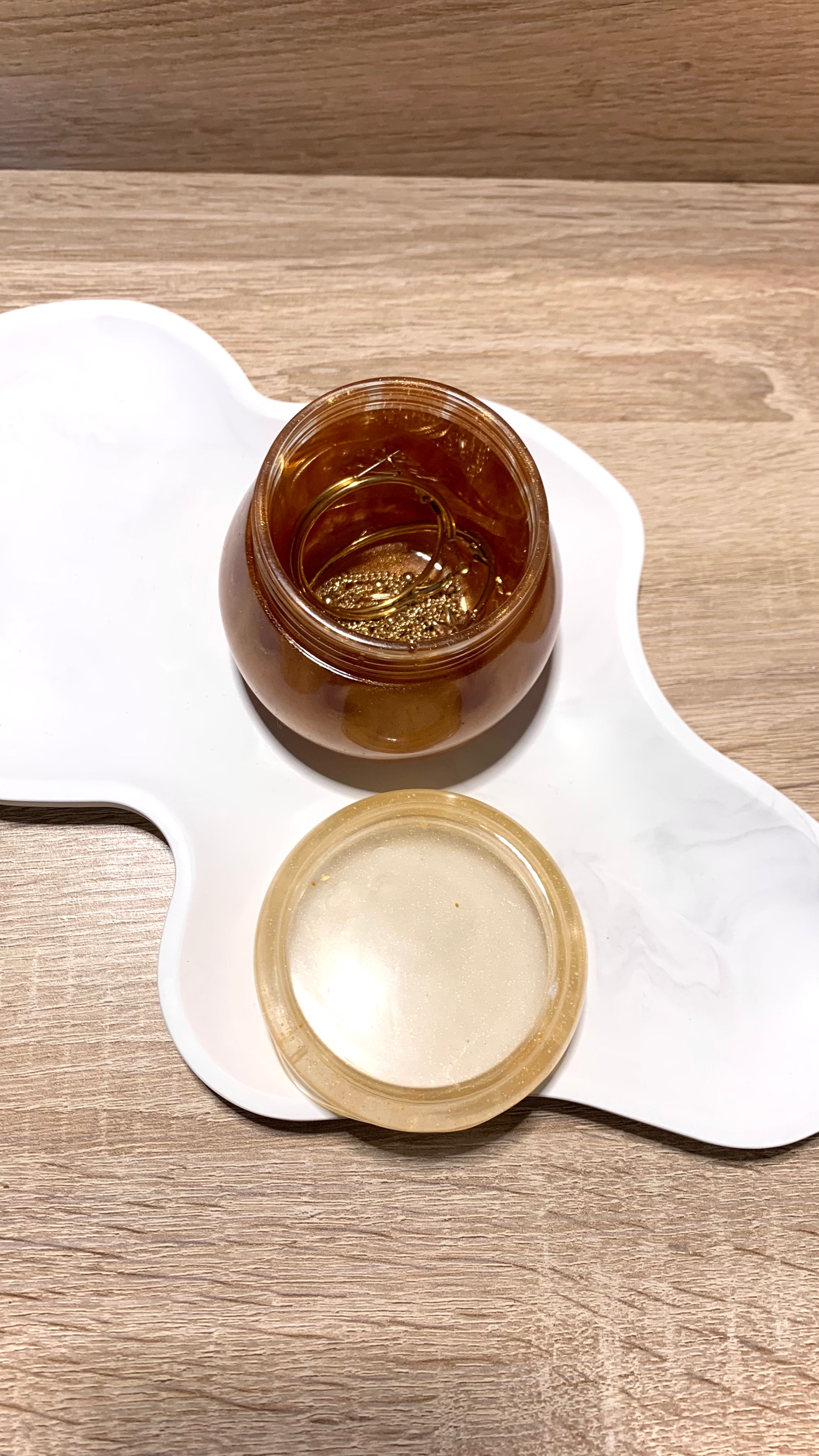 Pot de miel artisanal Pelou&Co, rangement décoratif doré et bronze.