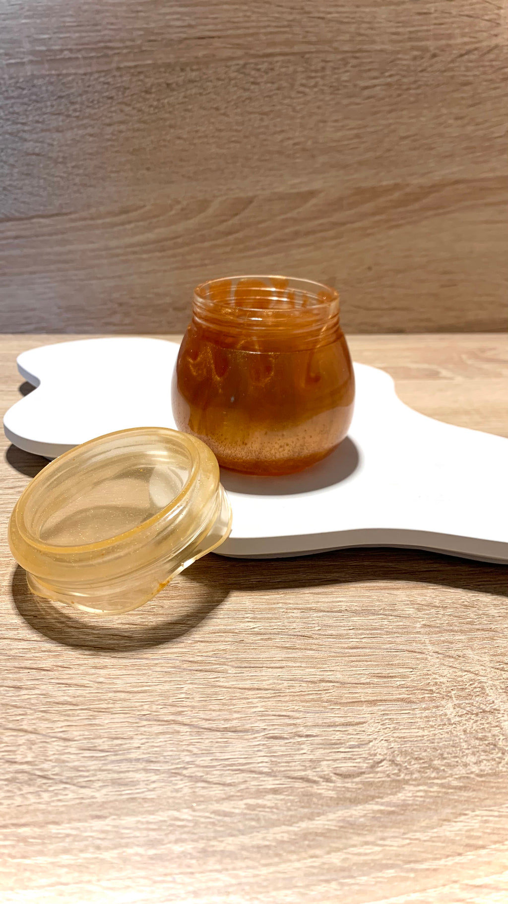 Pot de miel en résine époxy, couvercle doré translucide et pot bronze.