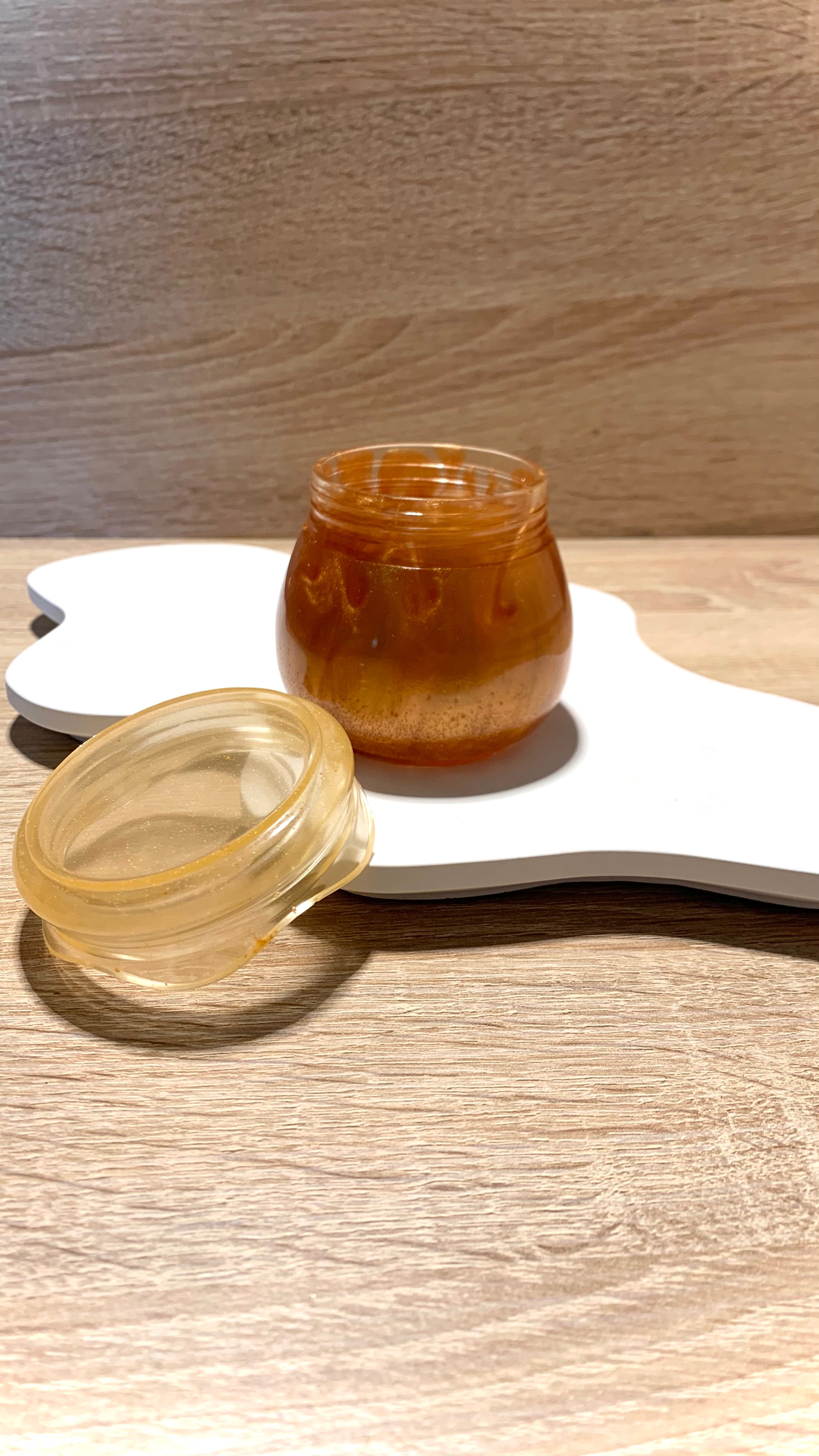 Pot de miel en résine époxy, couvercle doré translucide et pot bronze.