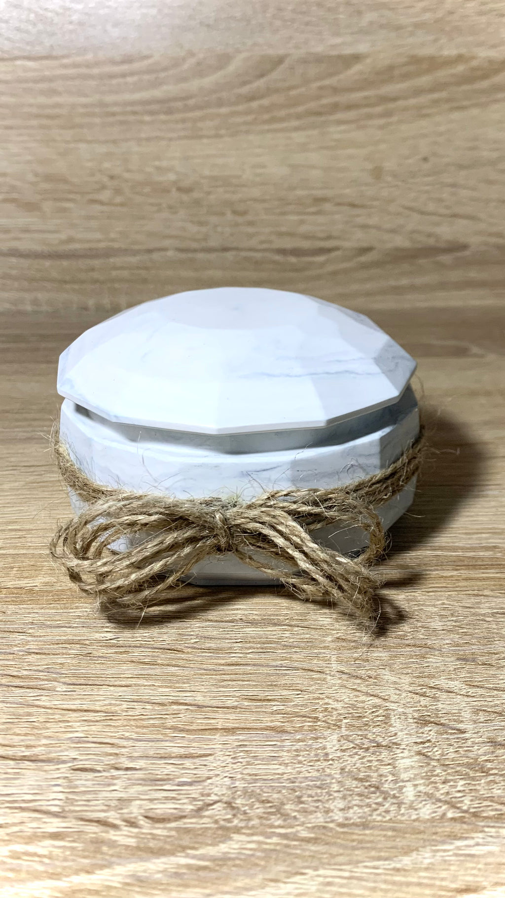Pot en résine minérale blanc marbré avec couvercle fermé et ficelle en jute Pelou&Co