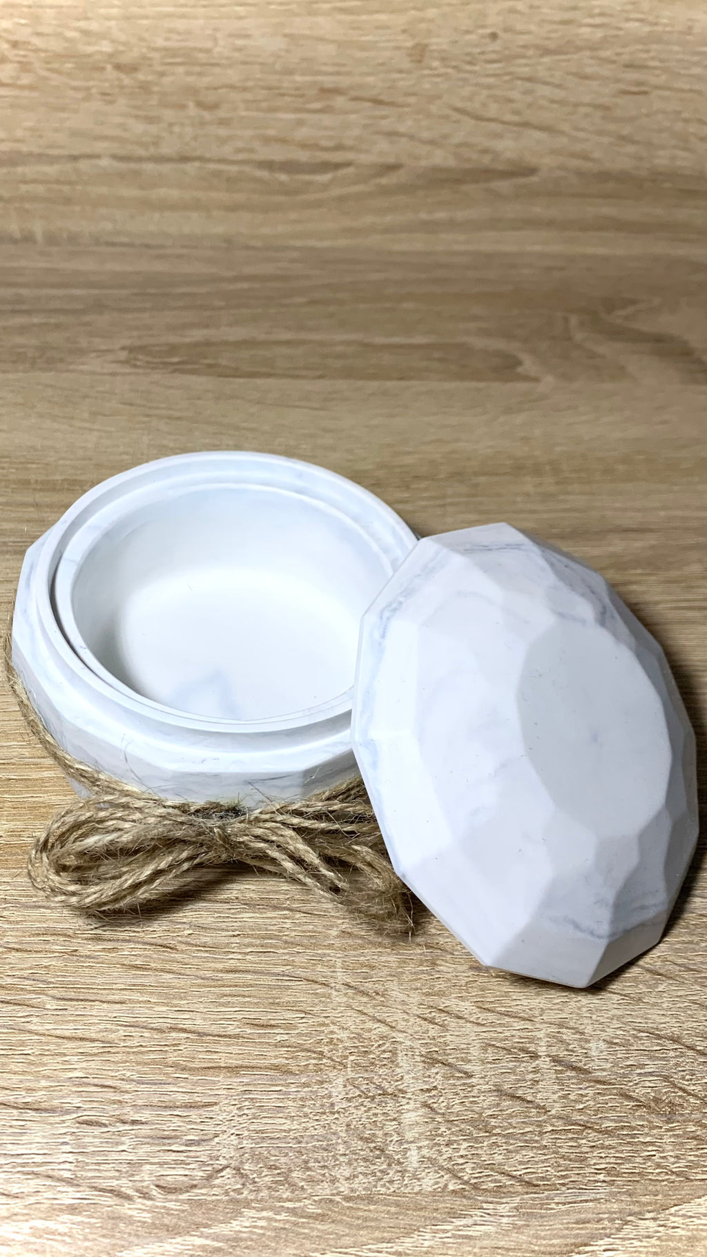 Pot en résine minérale blanc marbré avec couvercle ouvert Pelou&Co