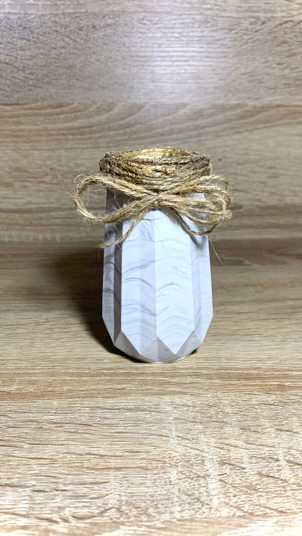 Pot en résine minérale blanc marbré sans couvercle avec ficelle en jute Pelou&Co