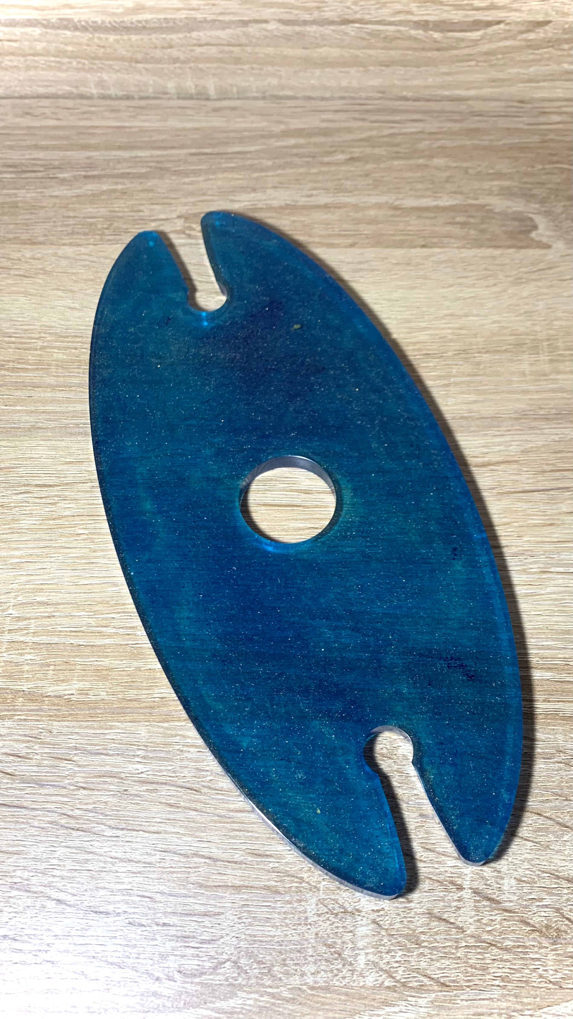 Support à verres à vin ovale en résine époxy bleue Pelo&Co