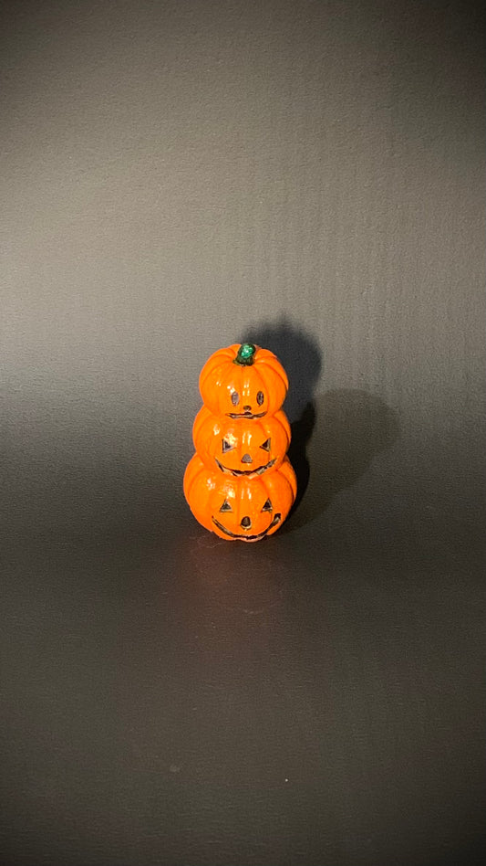 Décoration Halloween trio de citrouilles empilées orange en résine artisanale – Pelou&Co