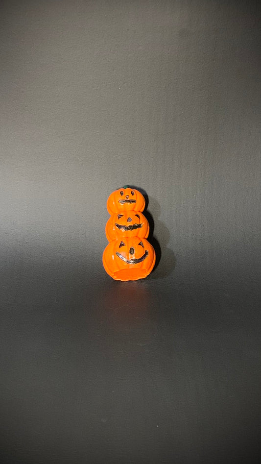 Décoration Halloween trio de citrouilles empilées orange en résine artisanale – Pelou&Co