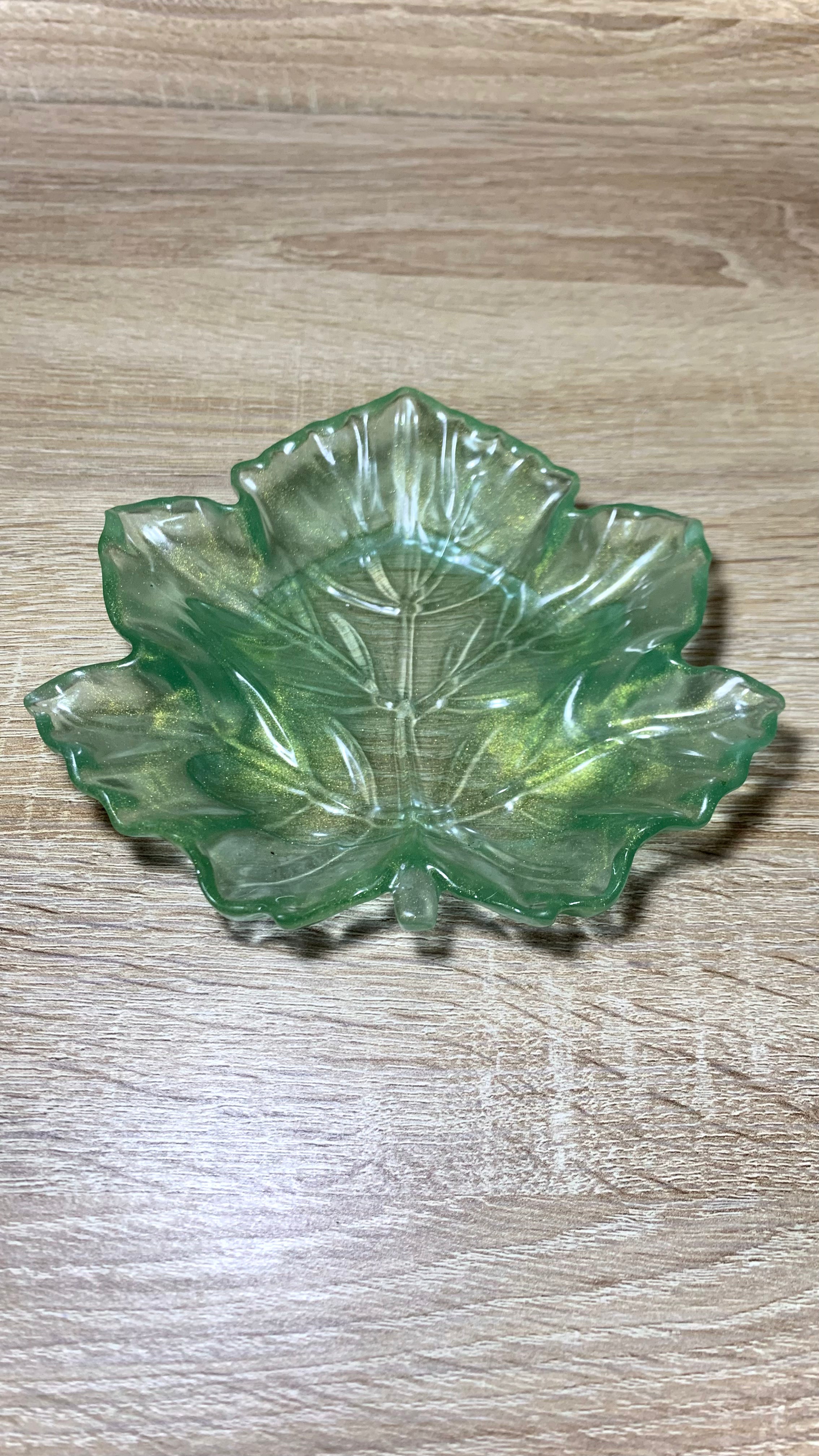 Vide-poches feuille d’érable vert transparent en résine époxy avec touche d’or Pelou&Co