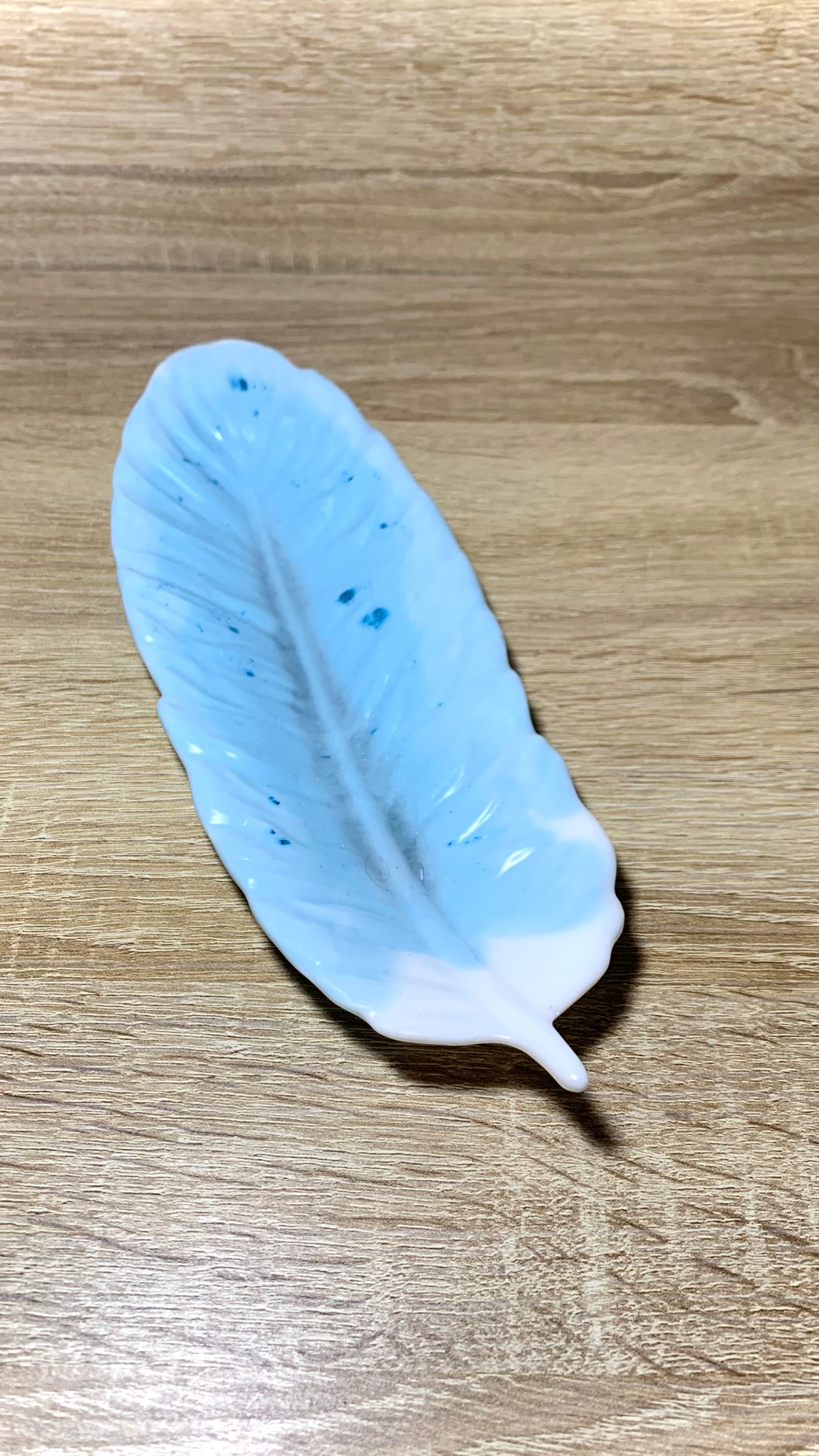 Vide-poches plume givrée bleu et blanc en résine époxy Pelou&Co