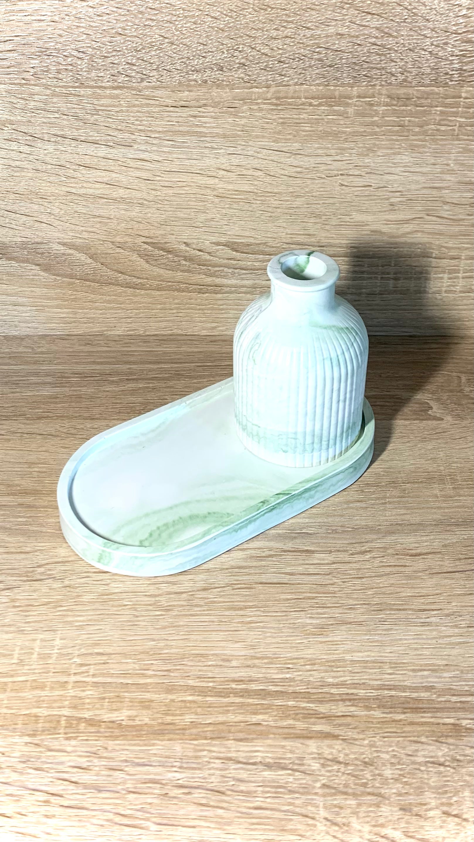 Détail du marbrage vert et blanc en résine minérale _ Création artisanale Pelou&Co