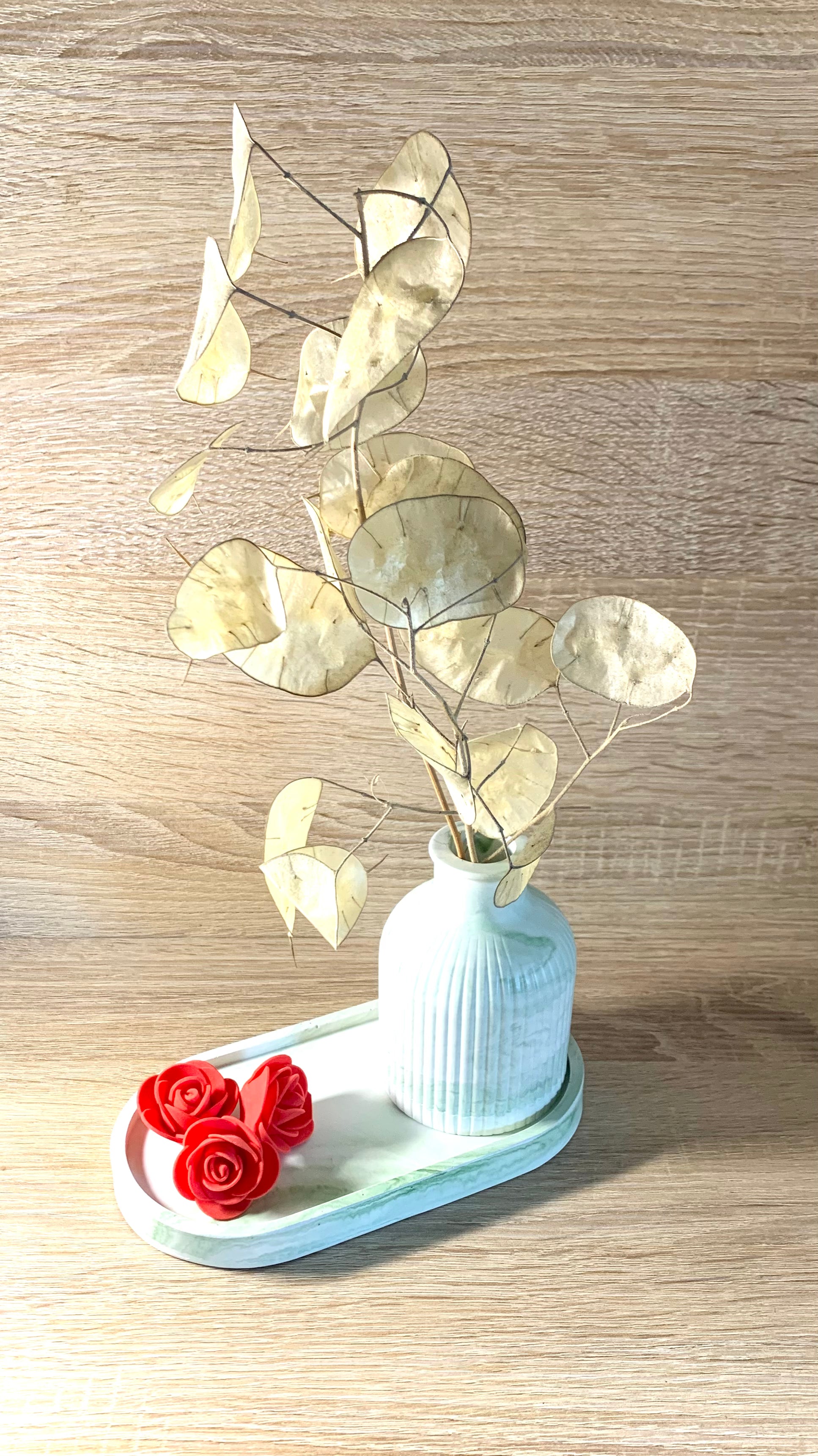 Ensemble vide-poche et vase Pelou&Co mis en scène dans une décoration naturelle