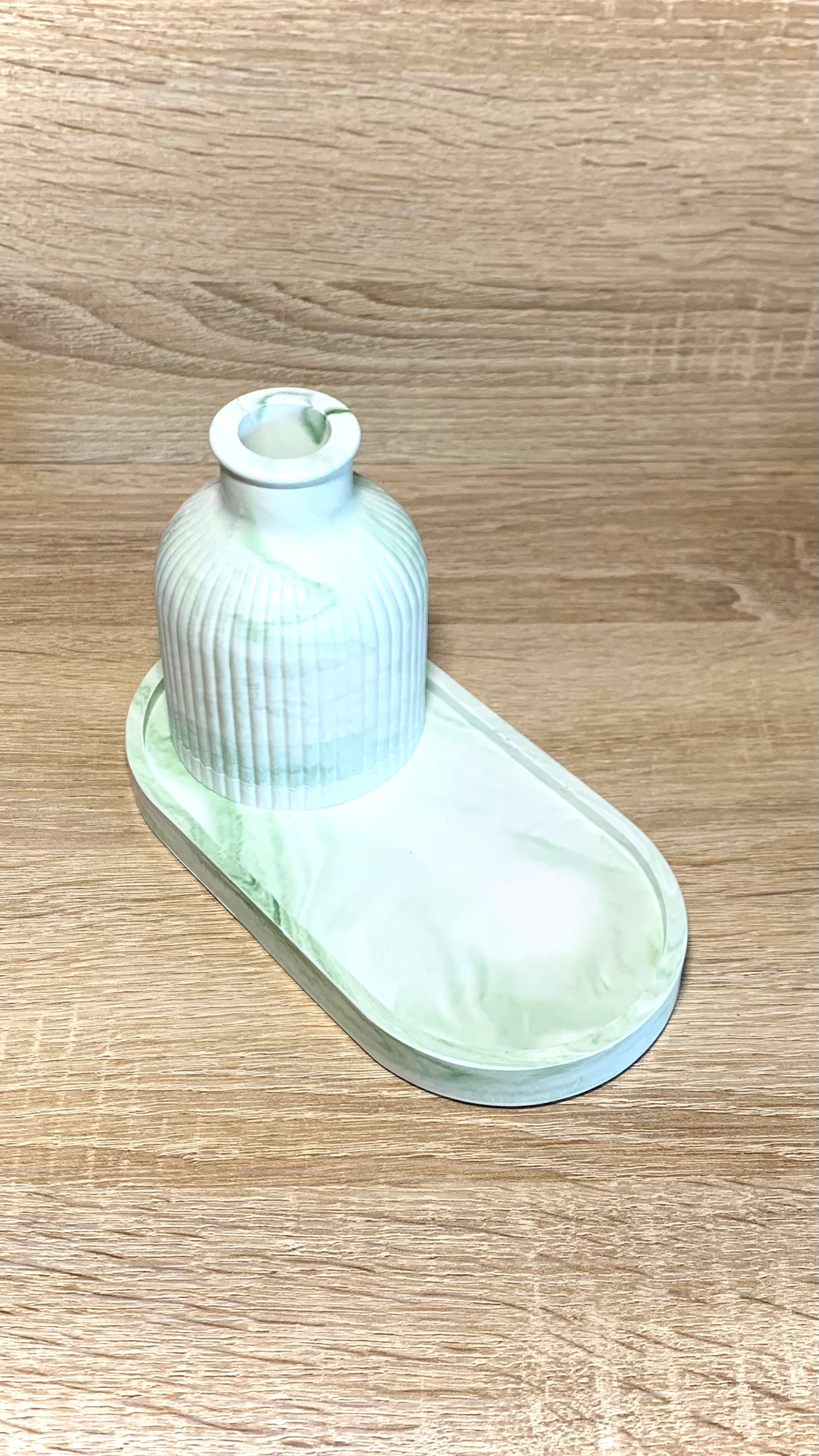 Ensemble vide-poche et vase blanc et vert effet marbré Pelou&Co _ Création artisanale en résine minérale