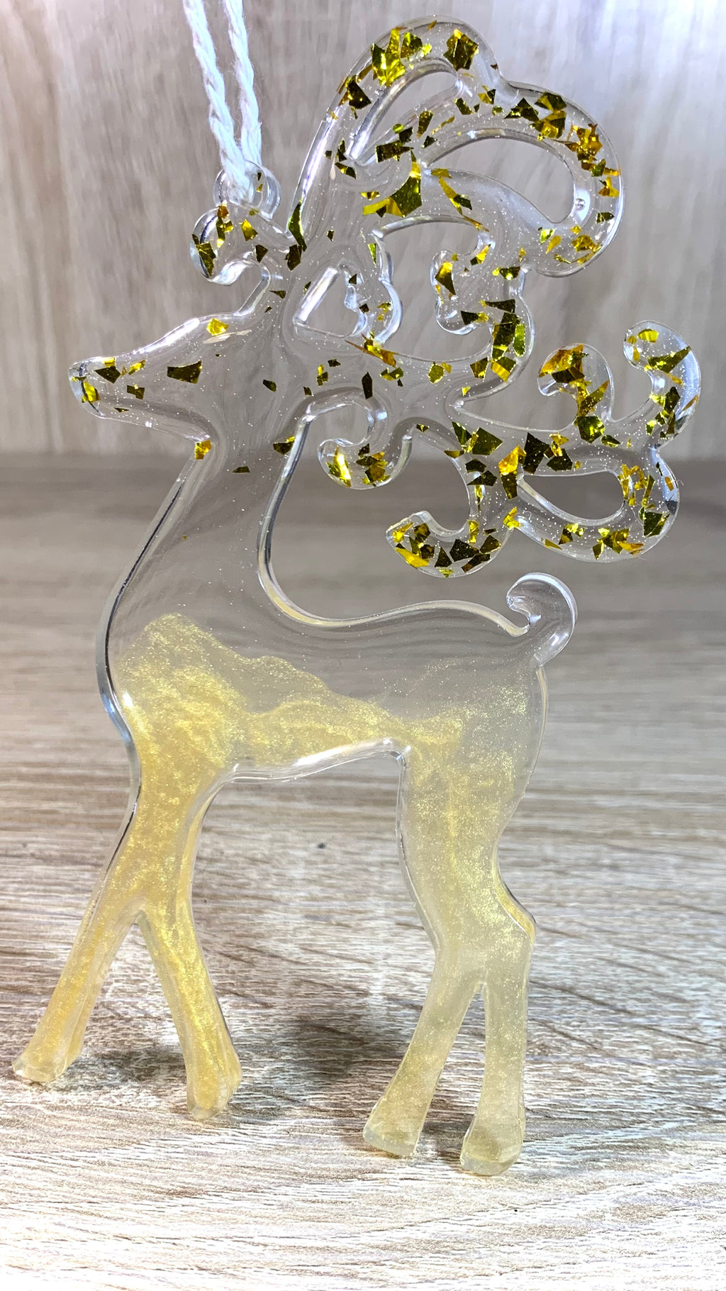 suspension cerf doré en résine époxy Pelou&Co