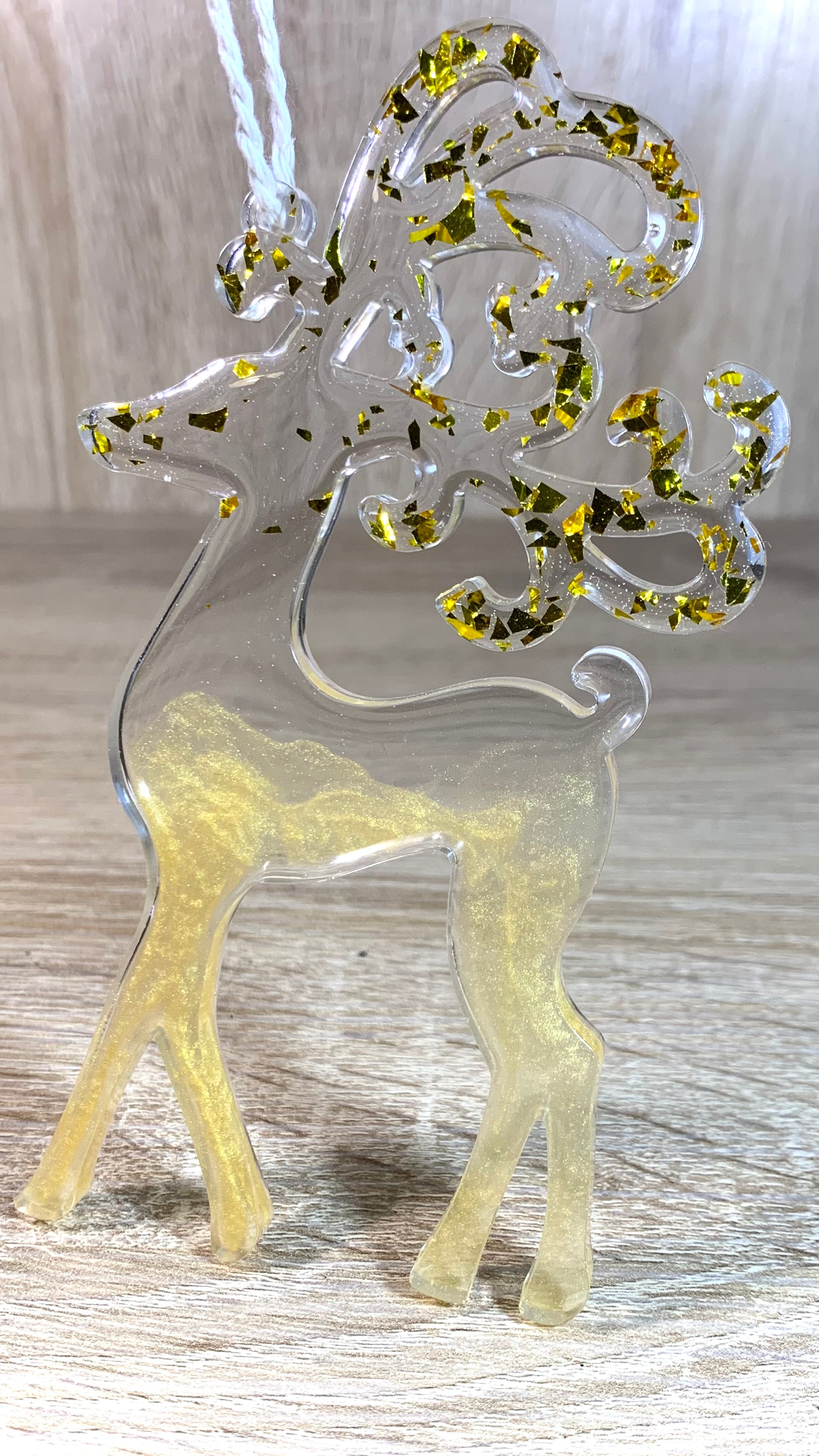 suspension cerf doré en résine époxy Pelou&Co