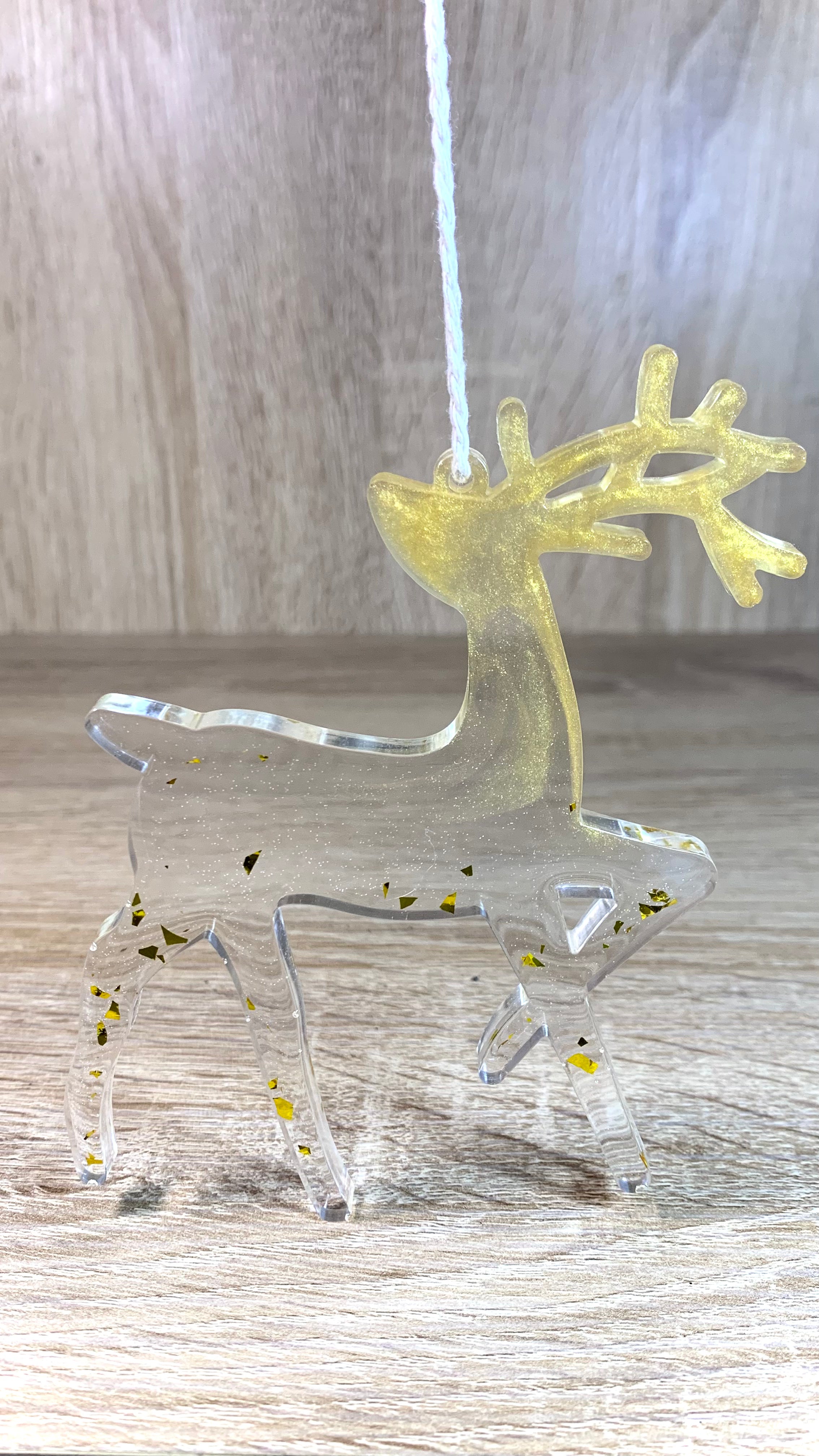 ensemble complet de 4 suspensions cerfs en résine transparente et or