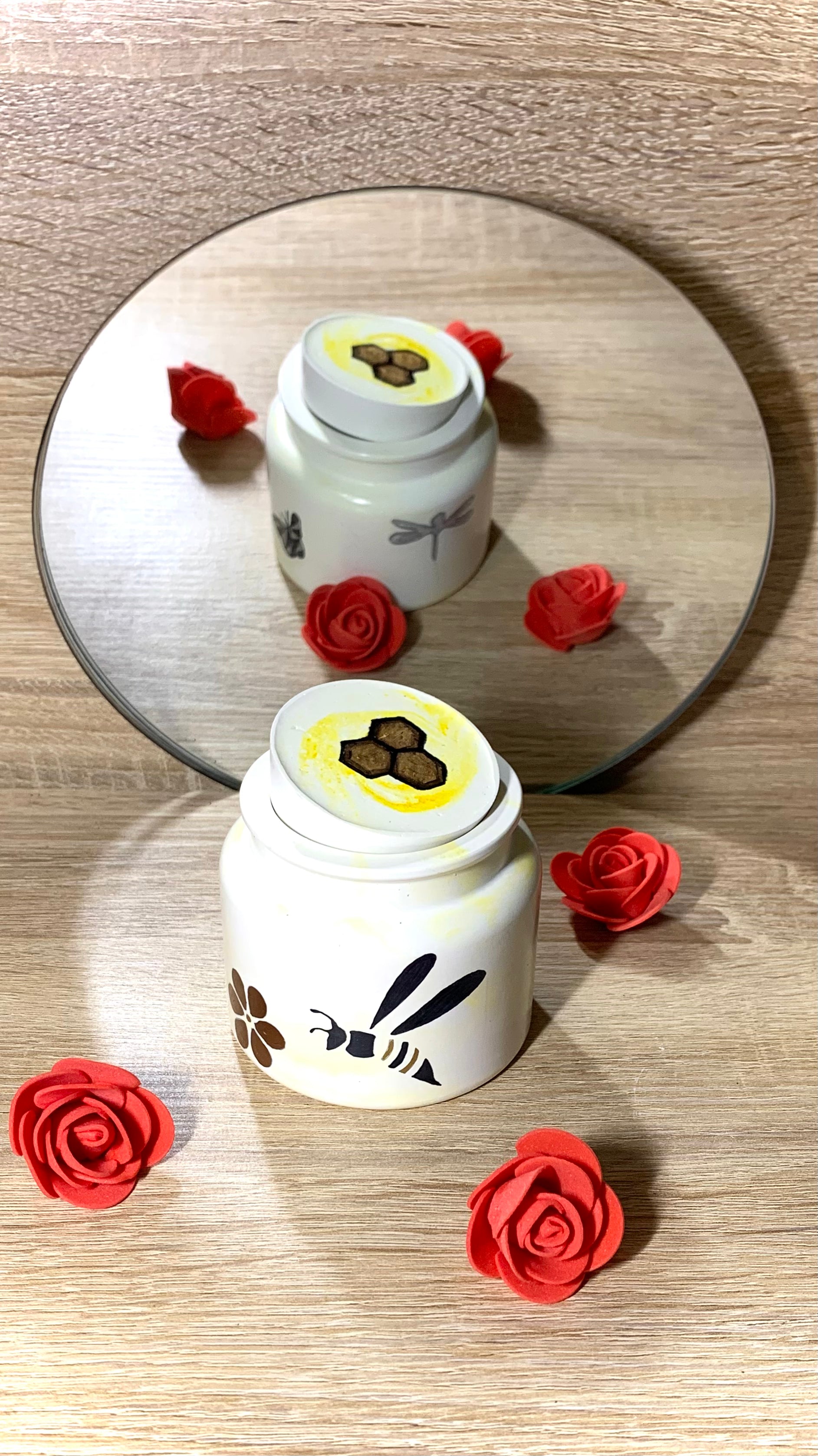 pot artisanal en résine minérale jaune clair avec motifs alvéoles, abeille, libellule et papillon – Pelou&Co été 2025