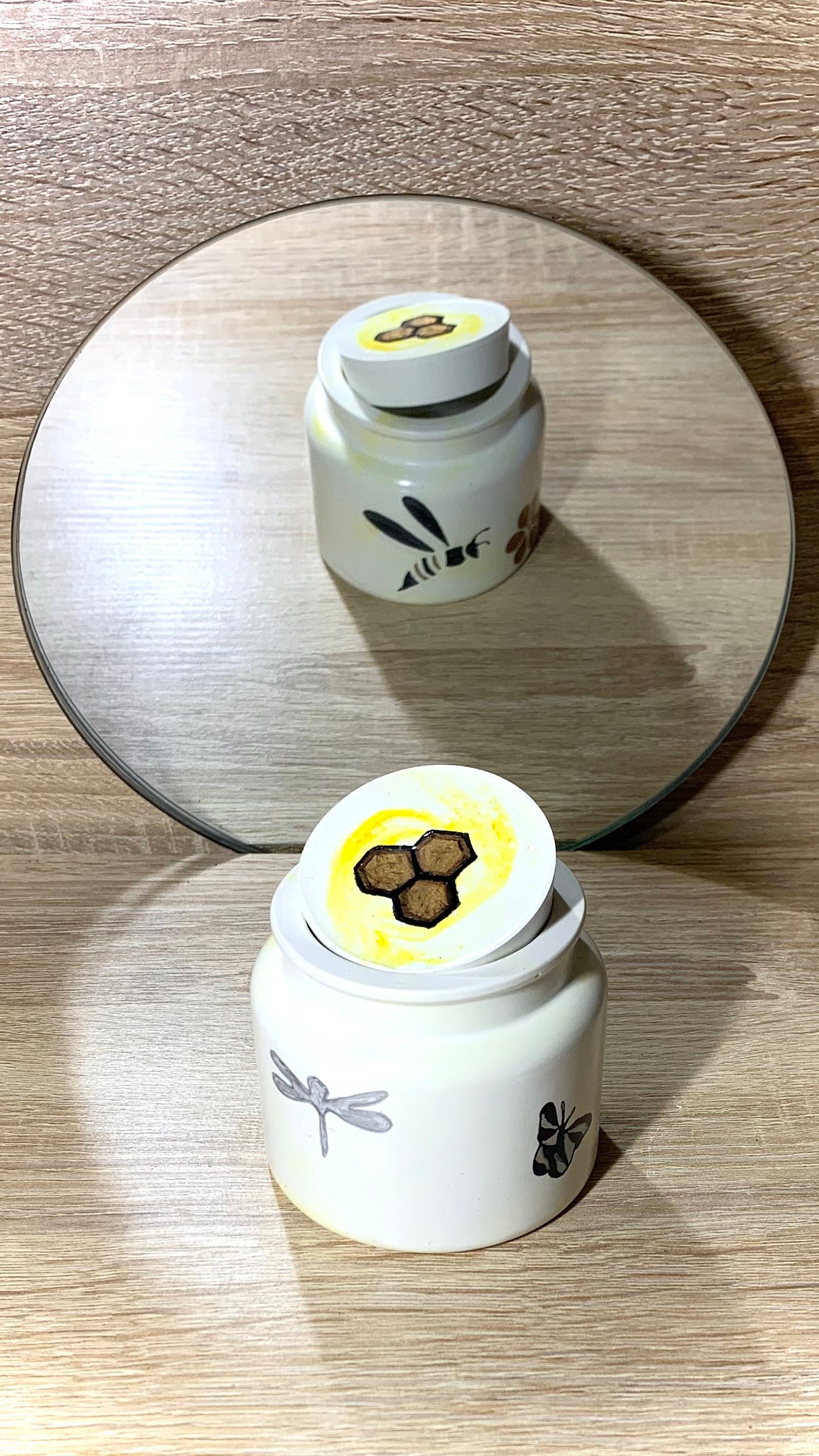 pot artisanal en résine minérale jaune clair avec motifs alvéoles, abeille, libellule et papillon – Pelou&Co été 2025