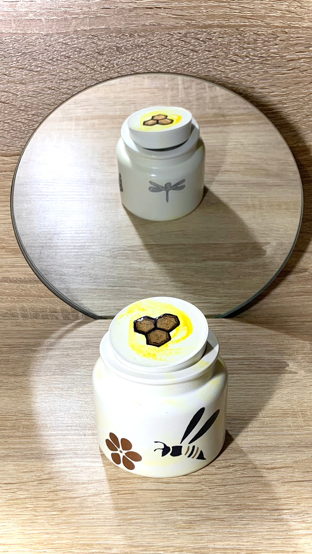 pot artisanal en résine minérale jaune clair avec motifs alvéoles, abeille, libellule et papillon – Pelou&Co été 2025