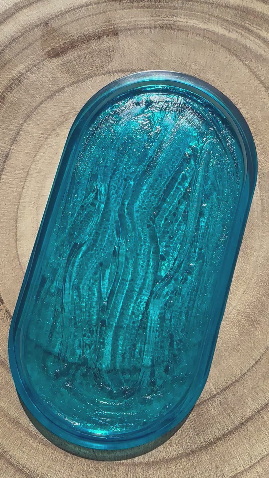 Arrière petit plateau eau en mouvement en résine époxy bleu.