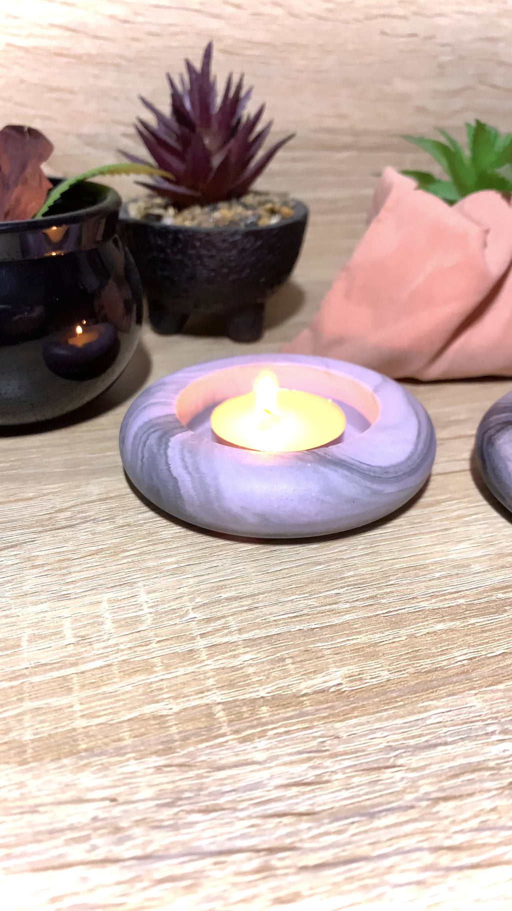 Détail du marbrage violet et noir sur bougeoir en résine artisanale Pelou&Co