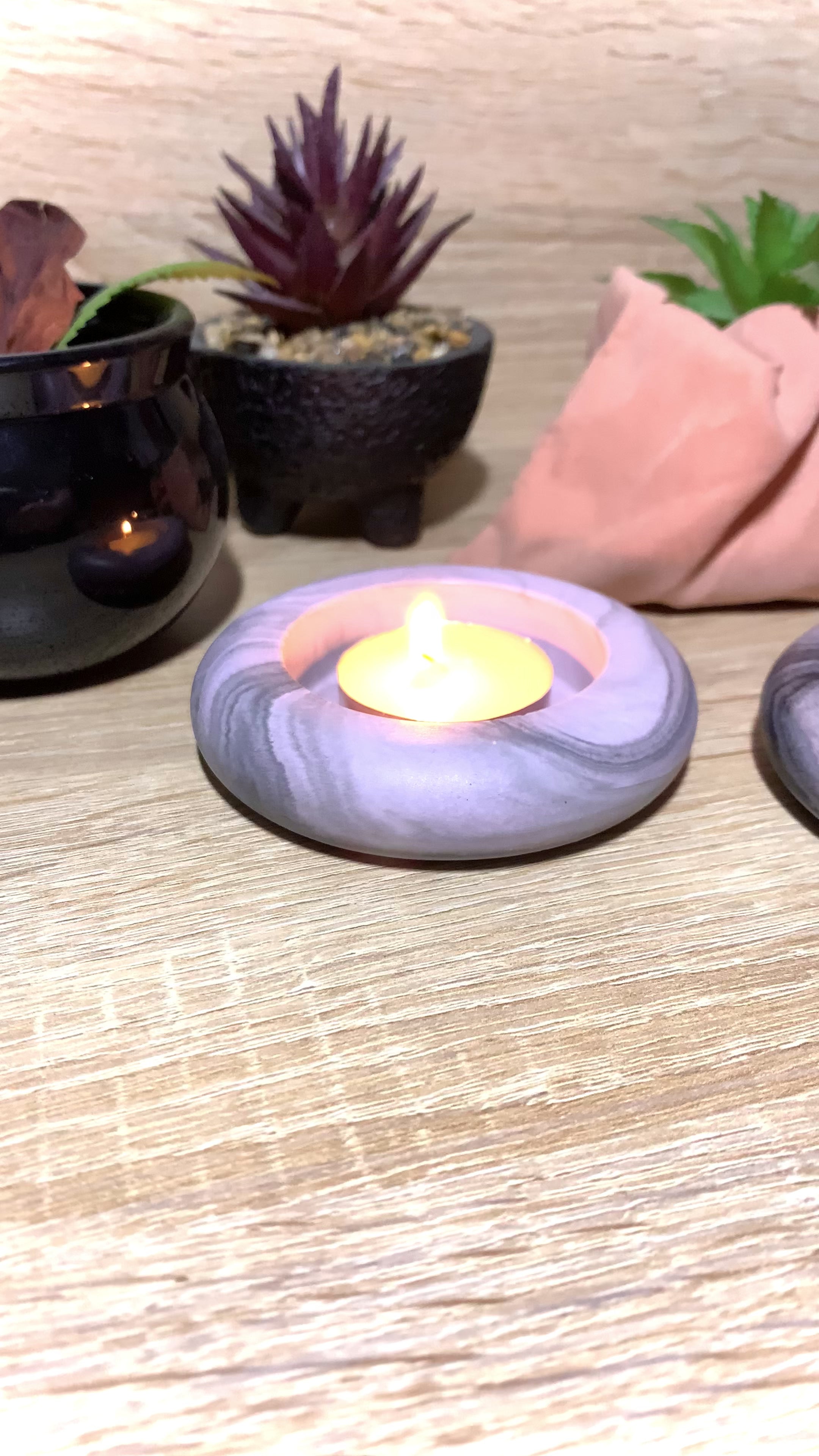 Détail du marbrage violet et noir sur bougeoir en résine artisanale Pelou&Co