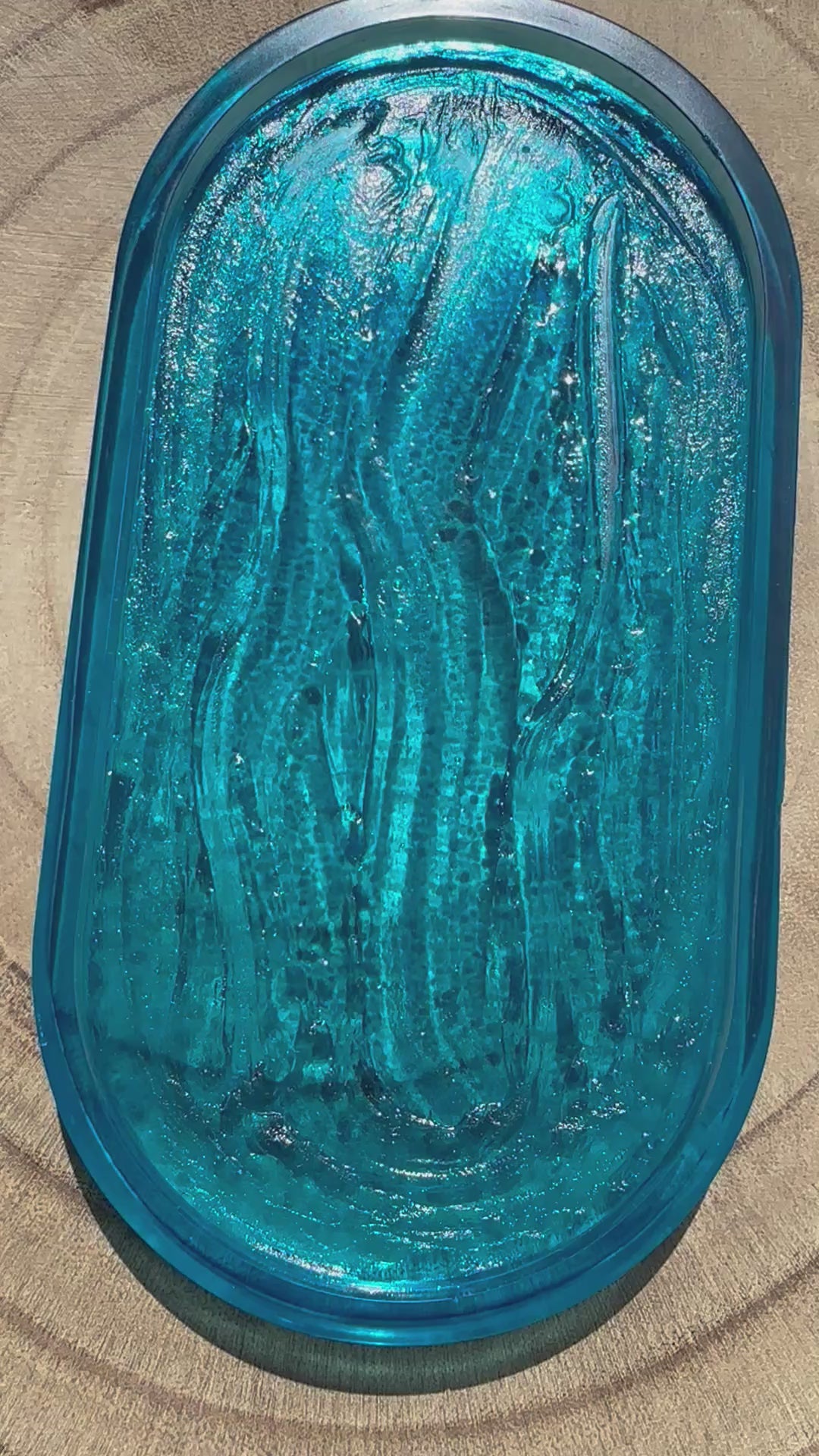 Avant petit plateau eau en mouvement en résine époxy bleu.