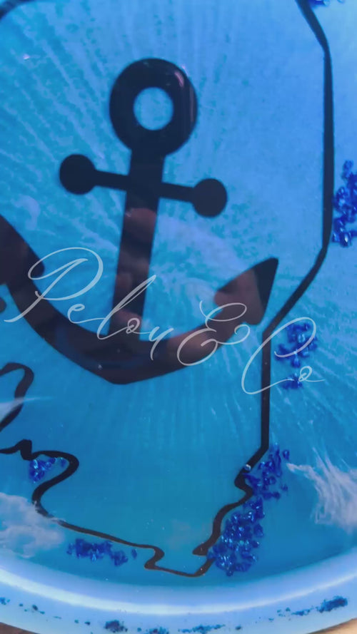 Détail du tableau Ancrage avec pierres bleues scintillantes, effet de vagues et contours de la Corse.