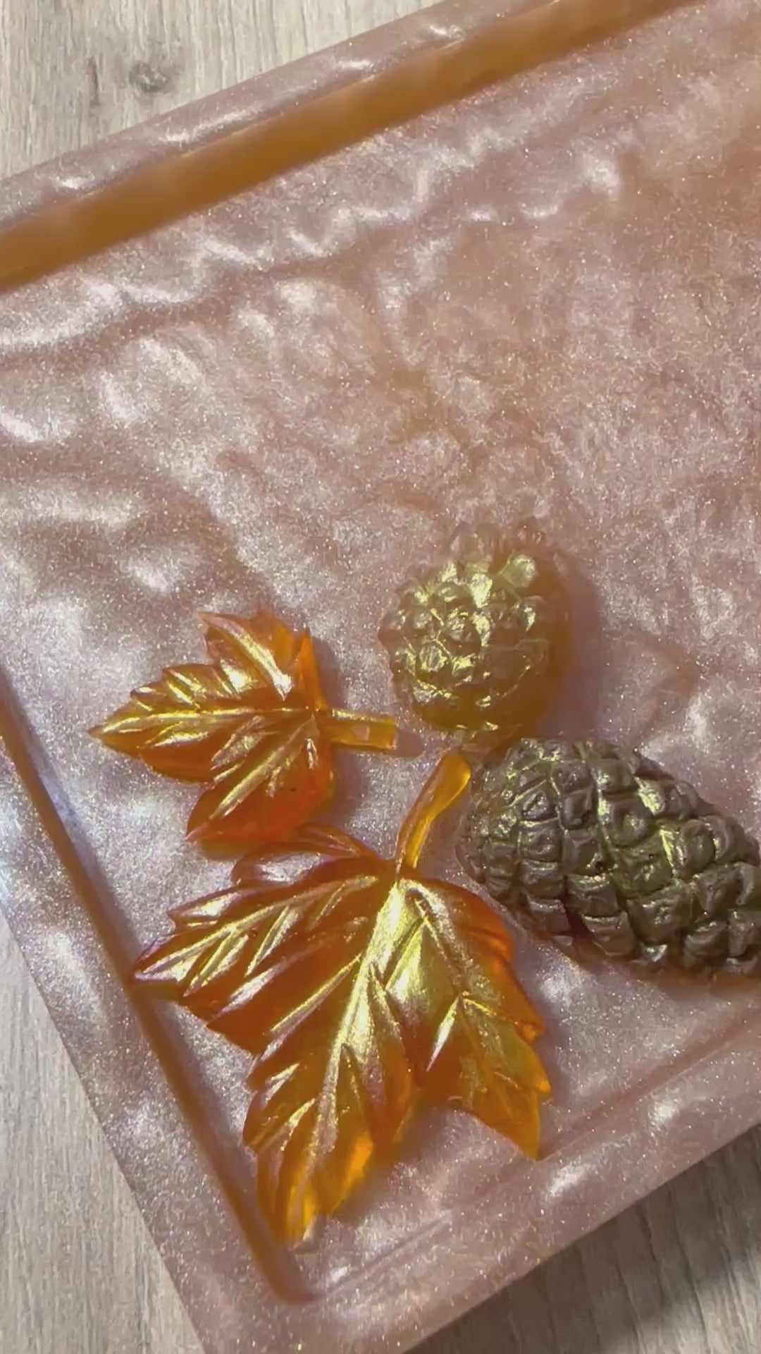 Détail des feuilles d’érable et pommes de pin en résine du Plateau Automnal.