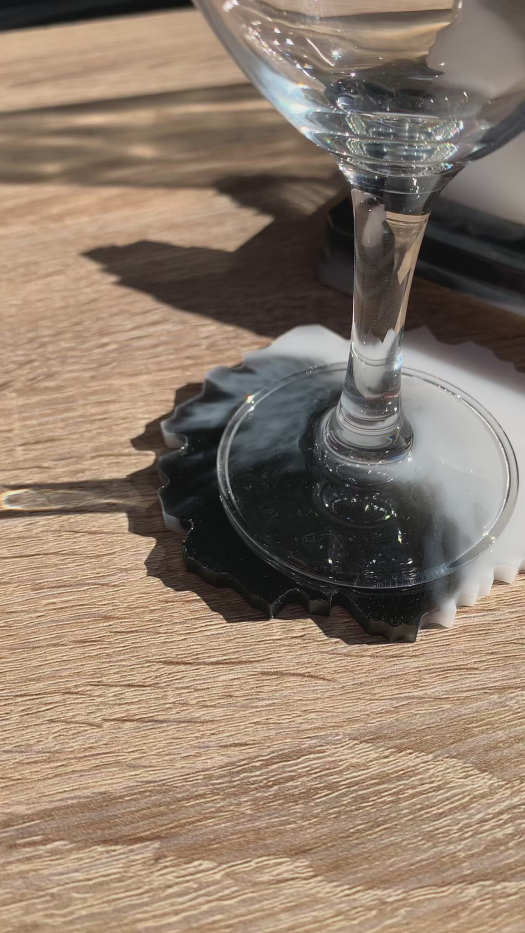 Support + 4 Dessous de Verres Marbré Noir & Blanc - L’Art de Sublimer Votre Table avec un Design Graphique Unique