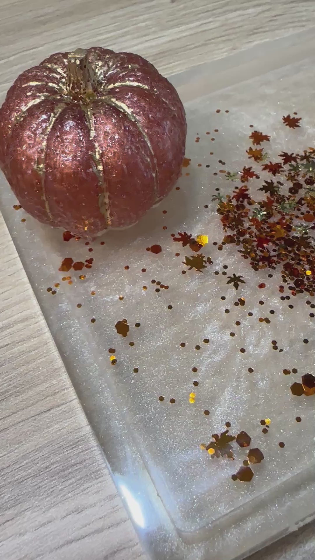 Détail des deux citrouilles en résine époxy et paillettes en forme de feuilles d’érable du Plateau Citrouilles.