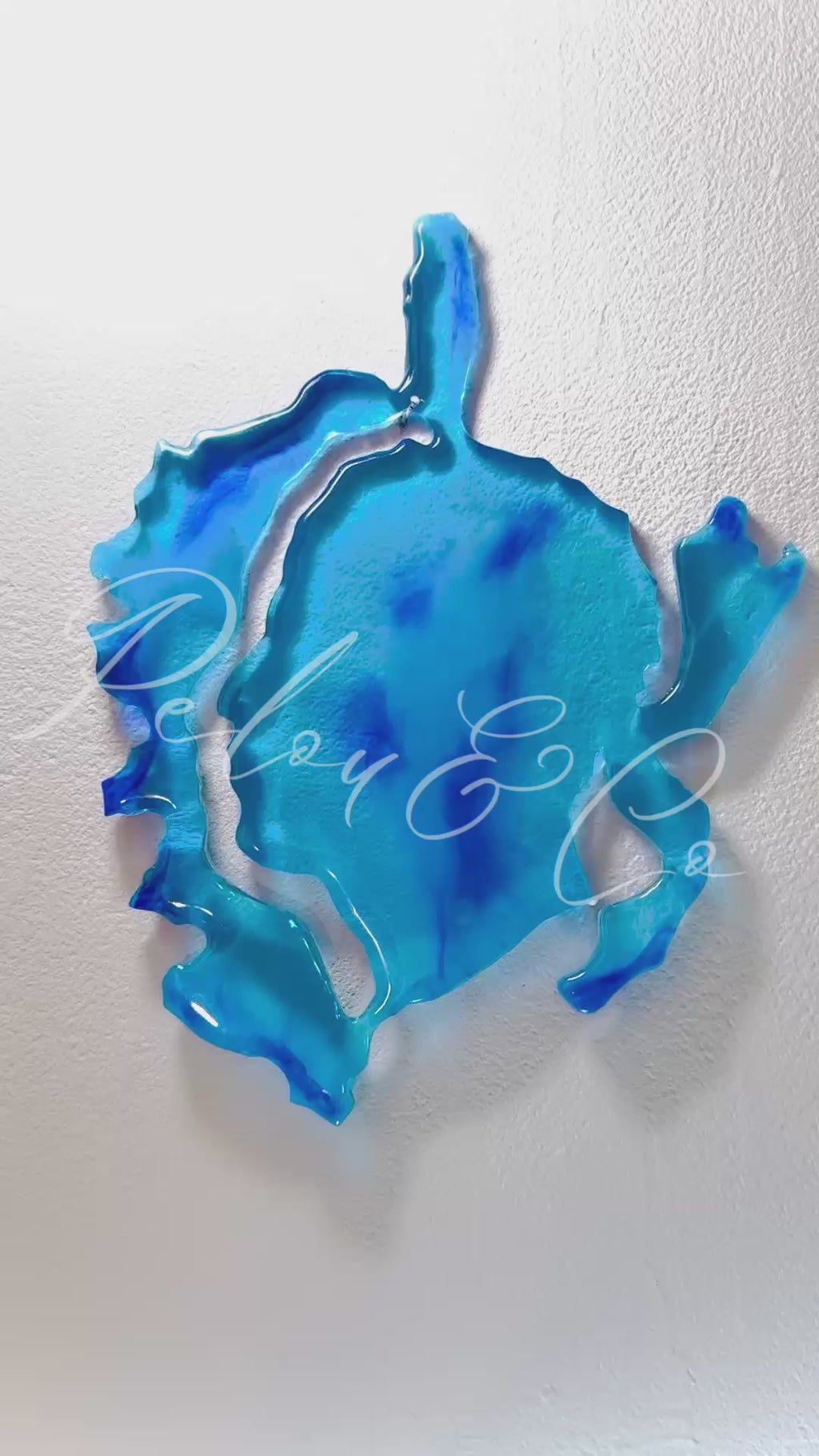 Décoration murale Tête de Maure en résine époxy avec fond transparent et nuances de bleu.