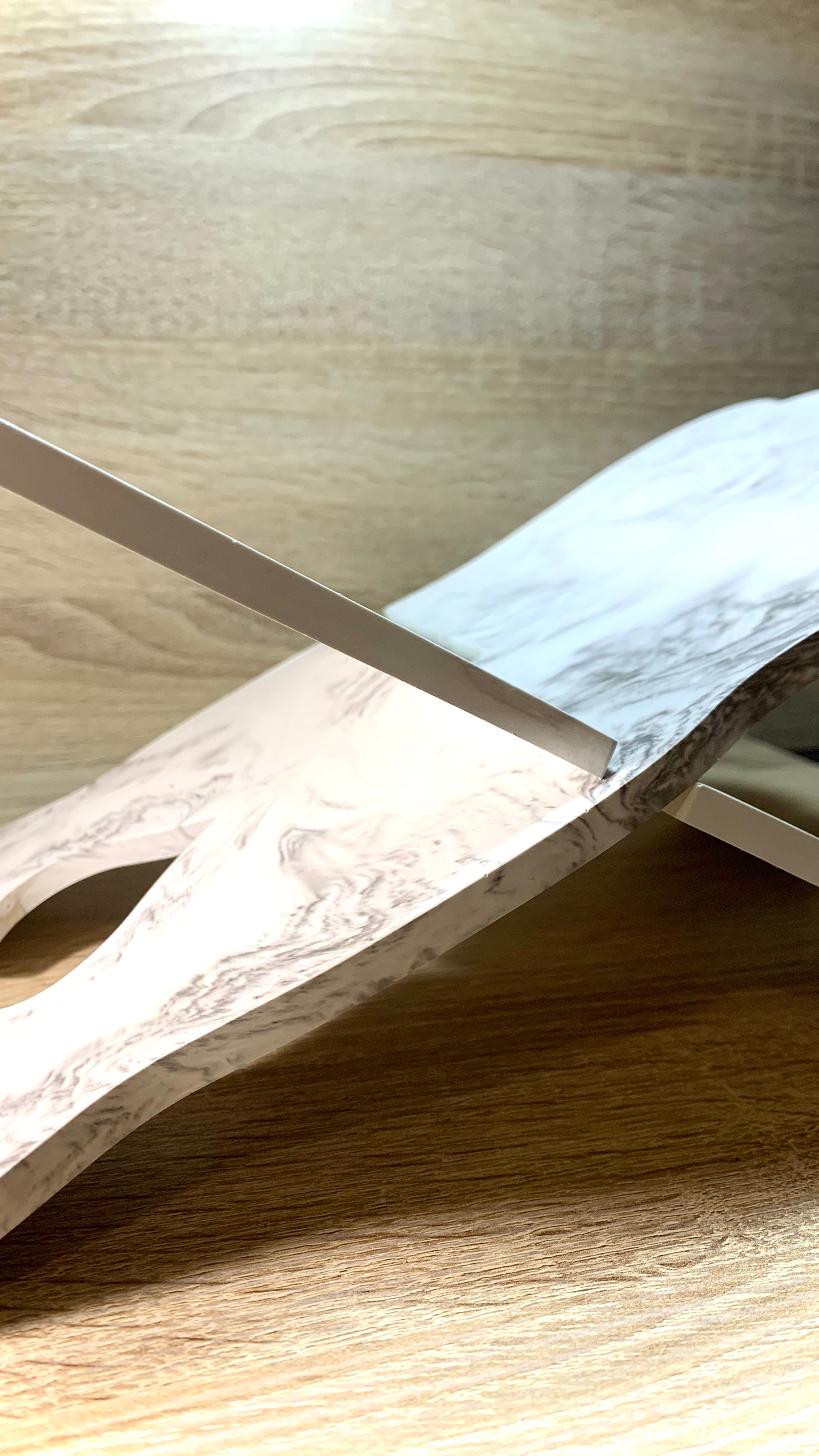 détail du marbrage gris sur support de livres Pelou&Co