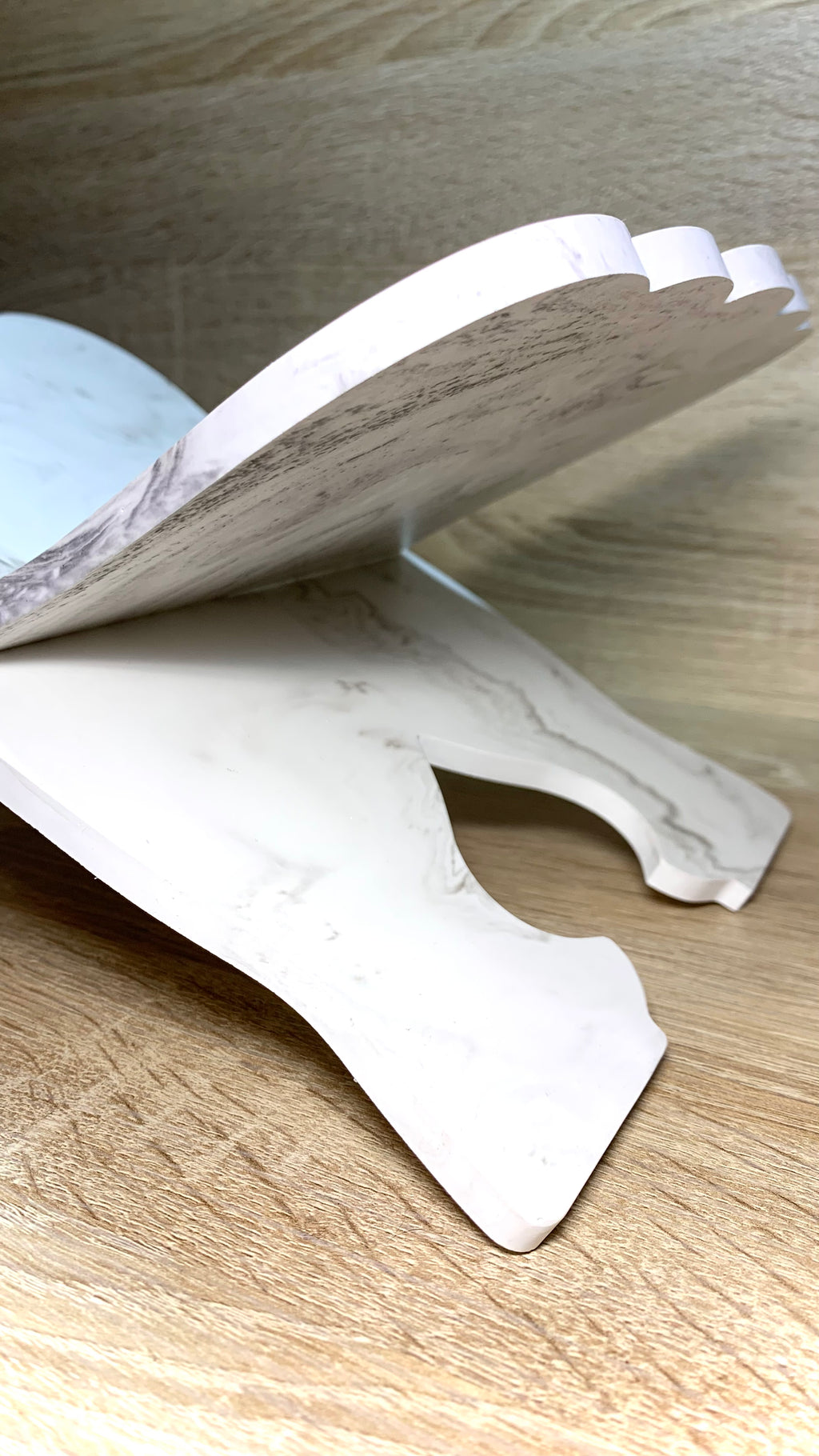 décoration de bureau élégante support livres design artisanal