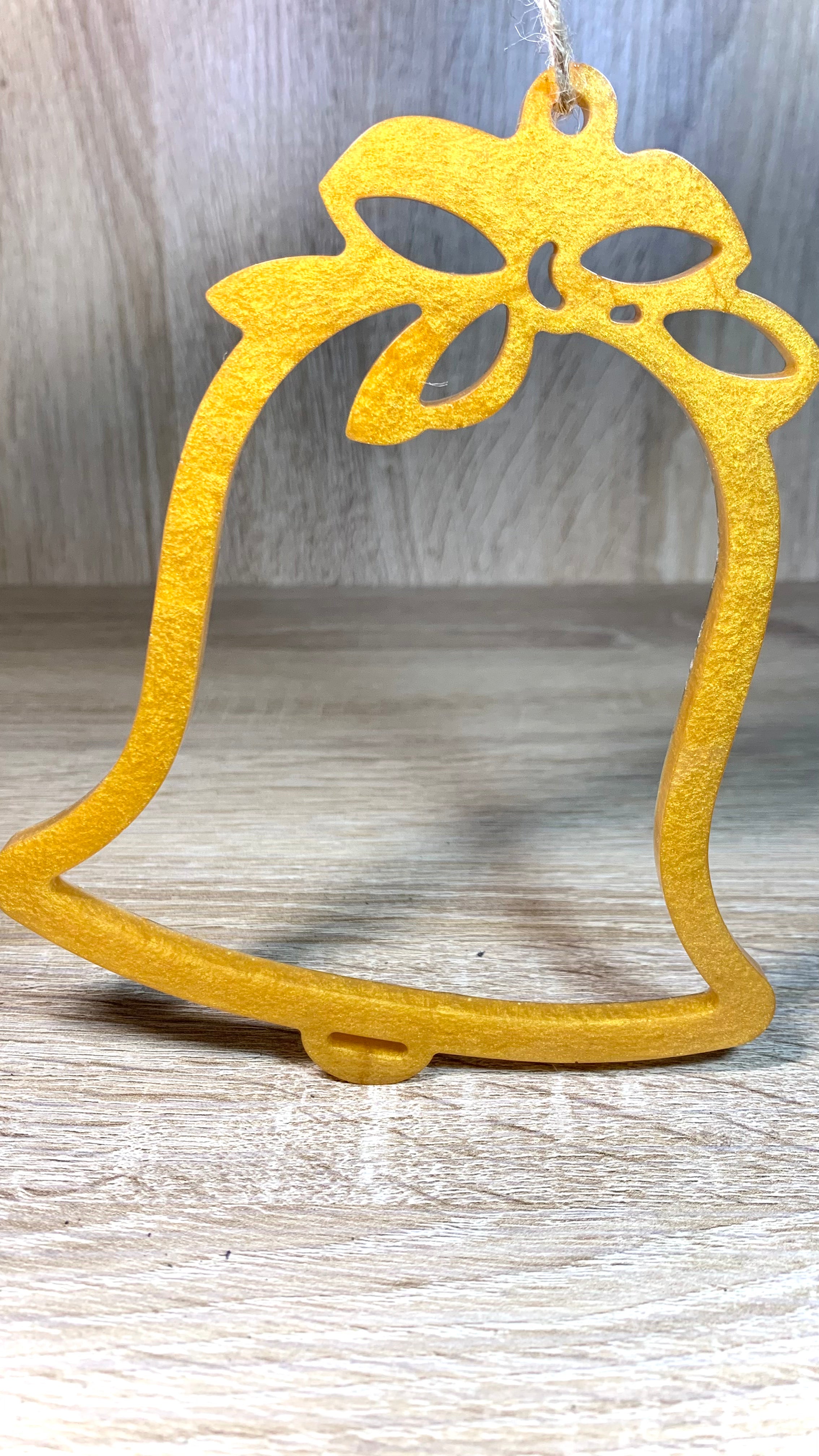 décoration de Noël artisanale cloche dorée brillante suspendue au sapin