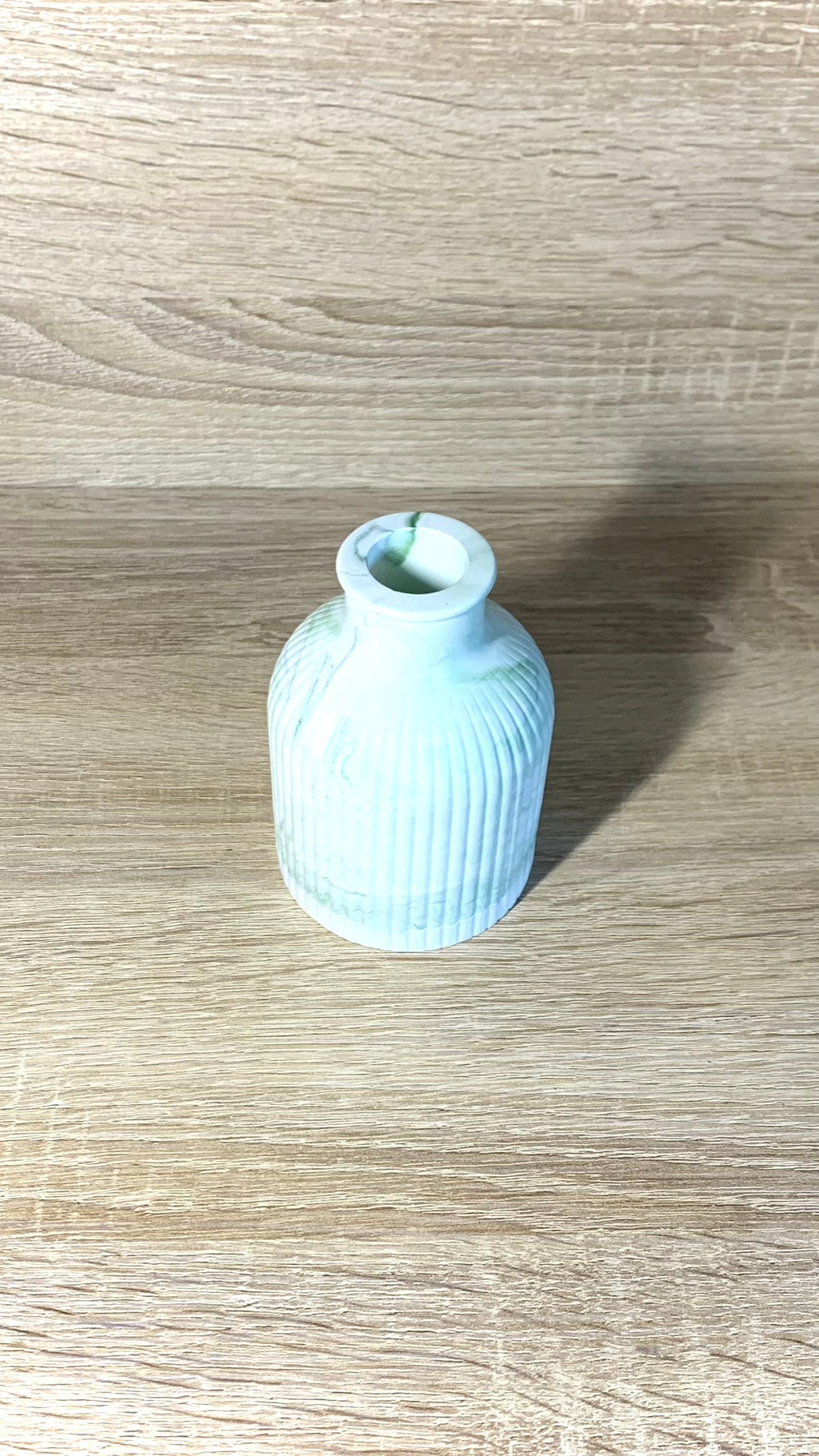 Vase en résine minérale blanc et vert effet marbré _ Décoration méditerranéenne