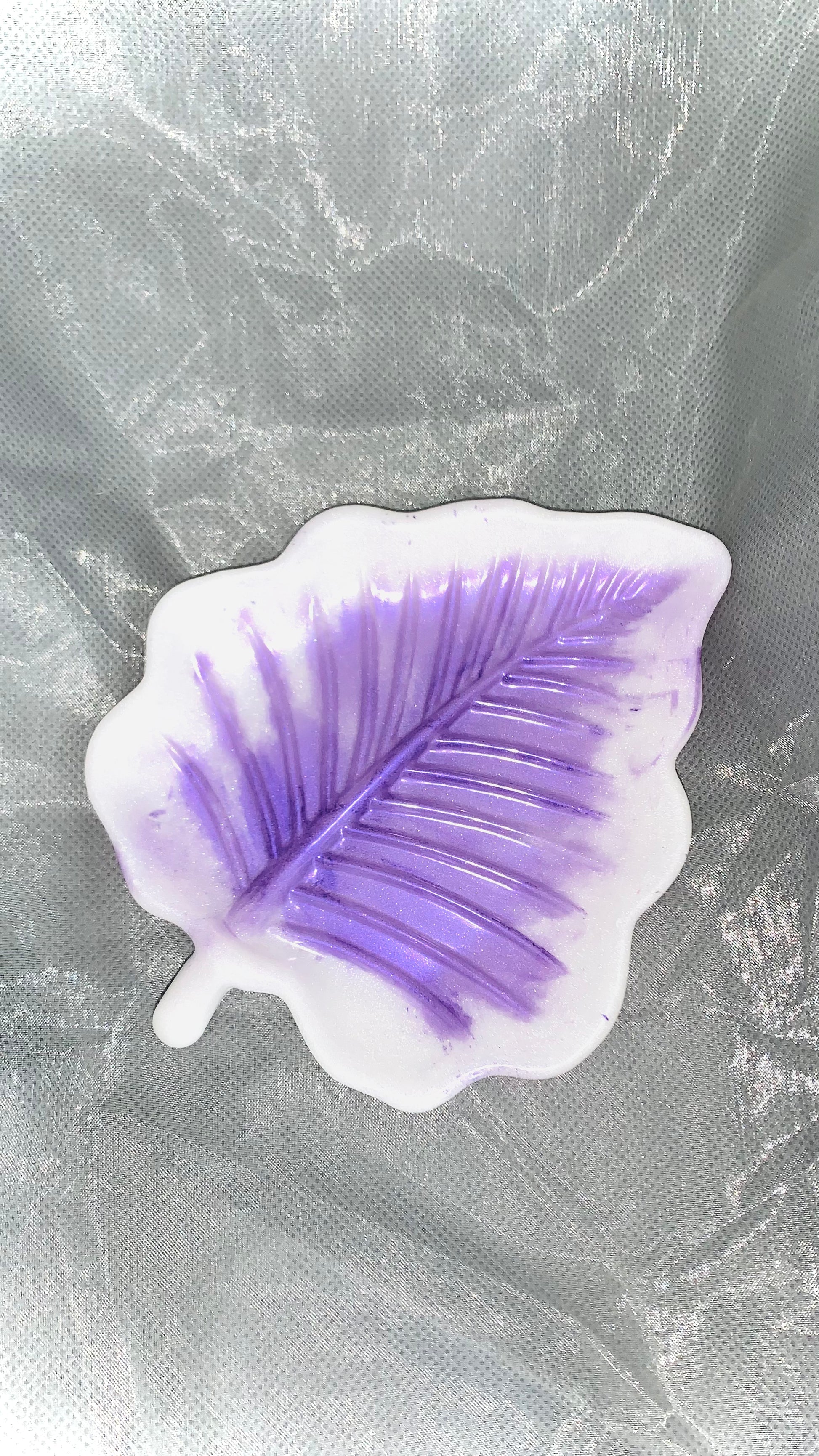 Vide-poches en forme de feuille en résine, violet et blanc, fait main en Corse