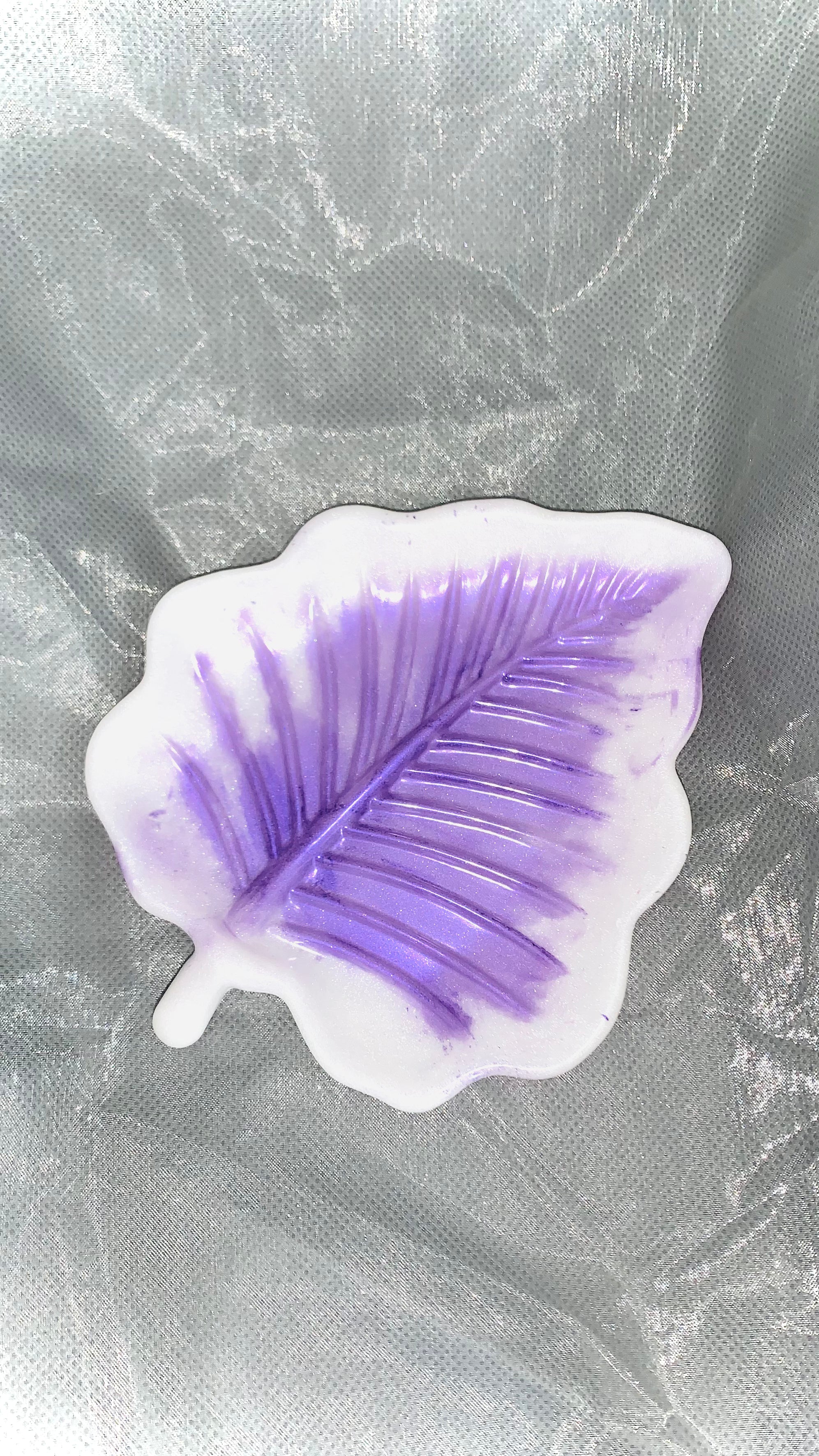 Vide-poches en forme de feuille en résine, violet et blanc, fait main en Corse