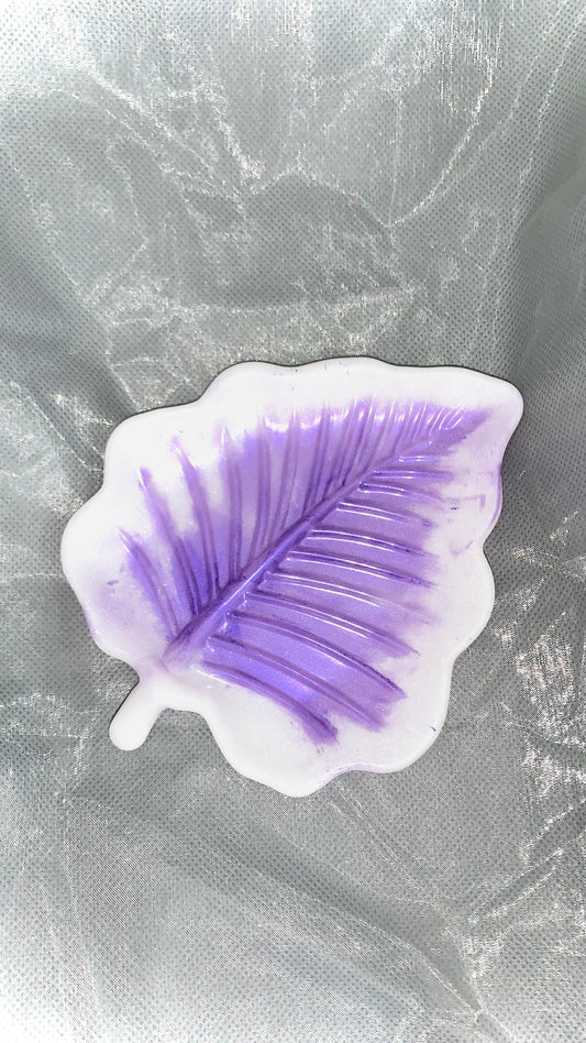 Vide-poches en forme de feuille en résine, violet et blanc, fait main en Corse