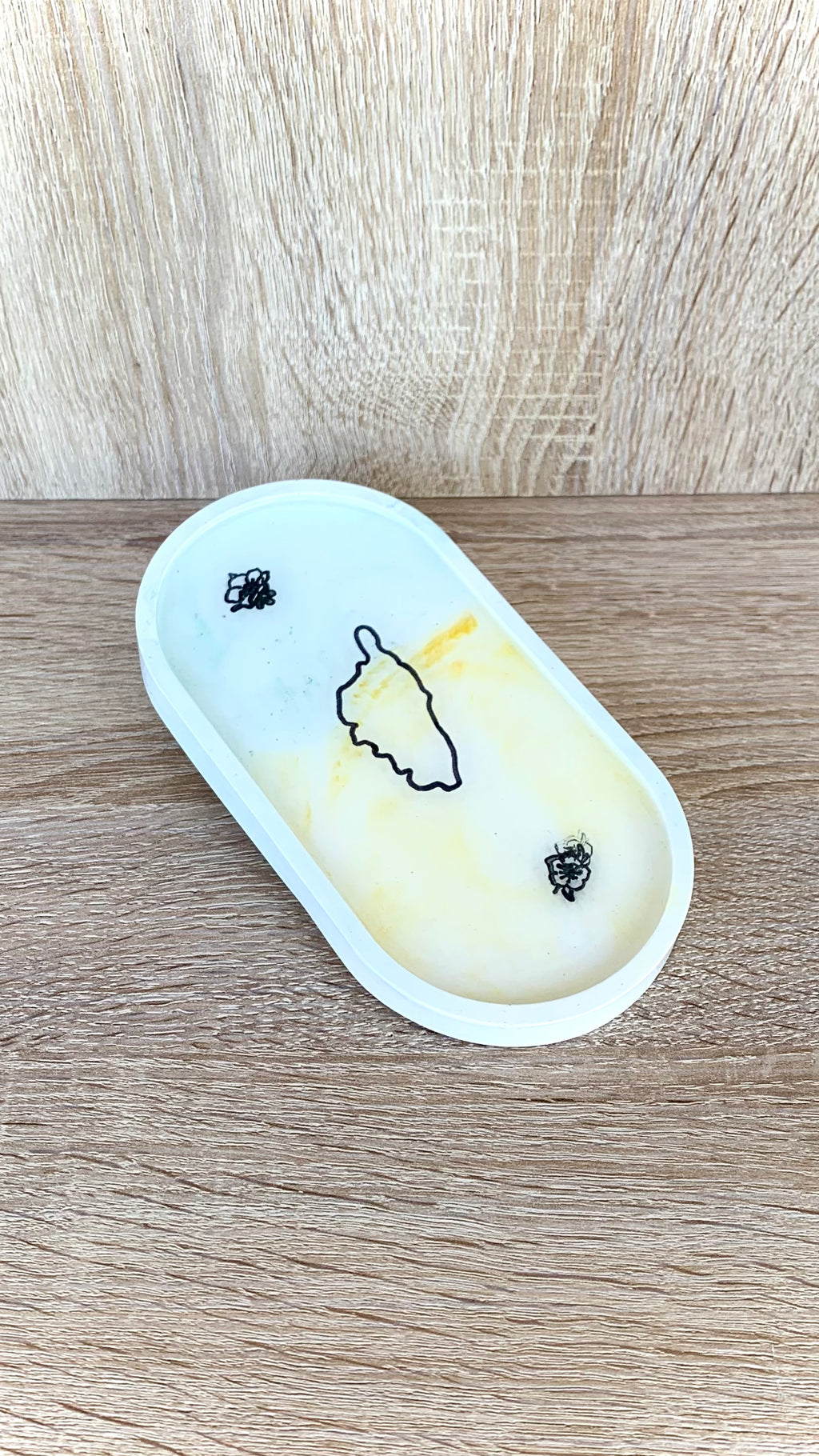 Vide-poche en résine minérale et époxy jaune et vert, style méditerranéen